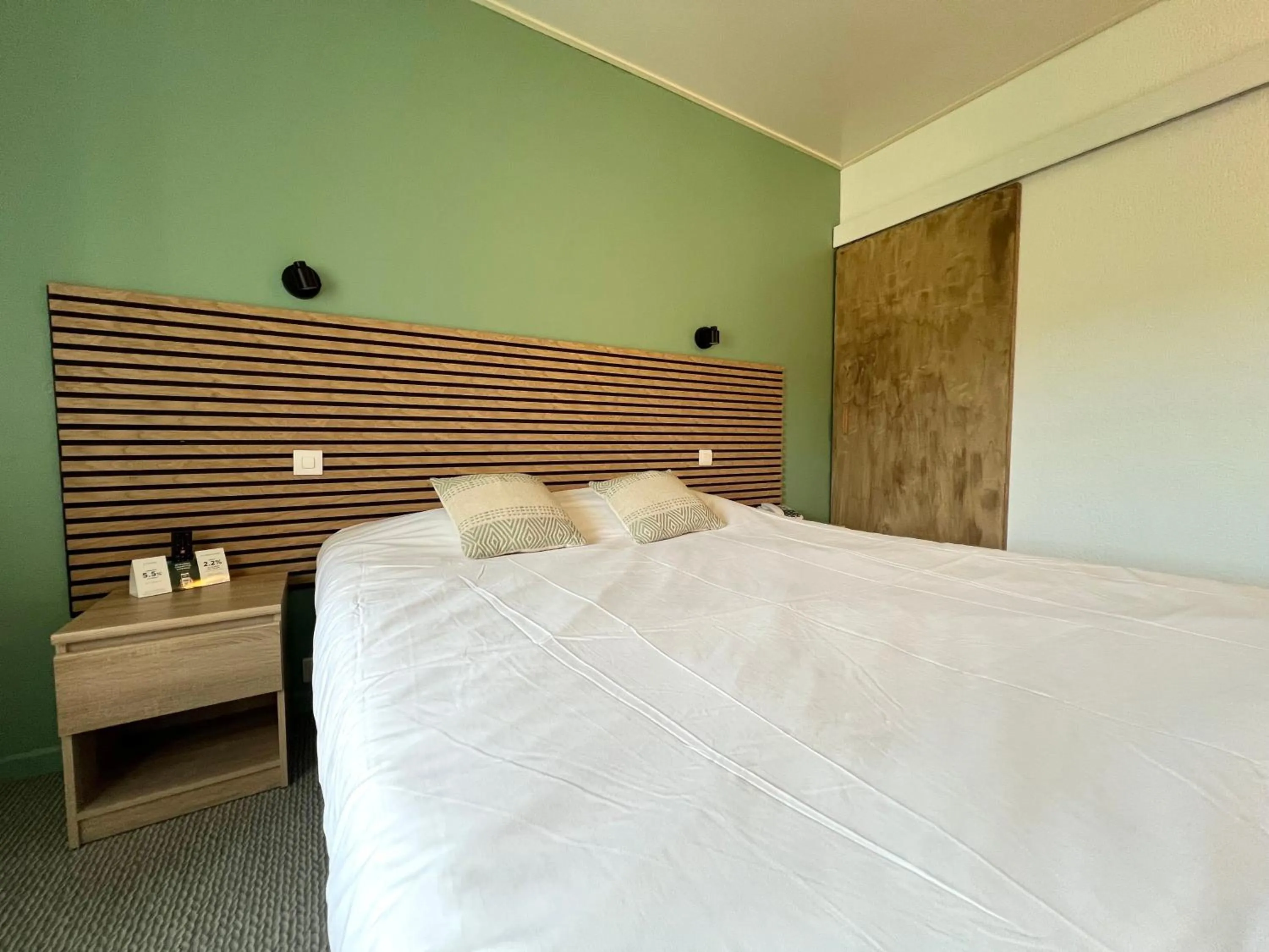 Bed in Logis Hotel restaurant des Thermes