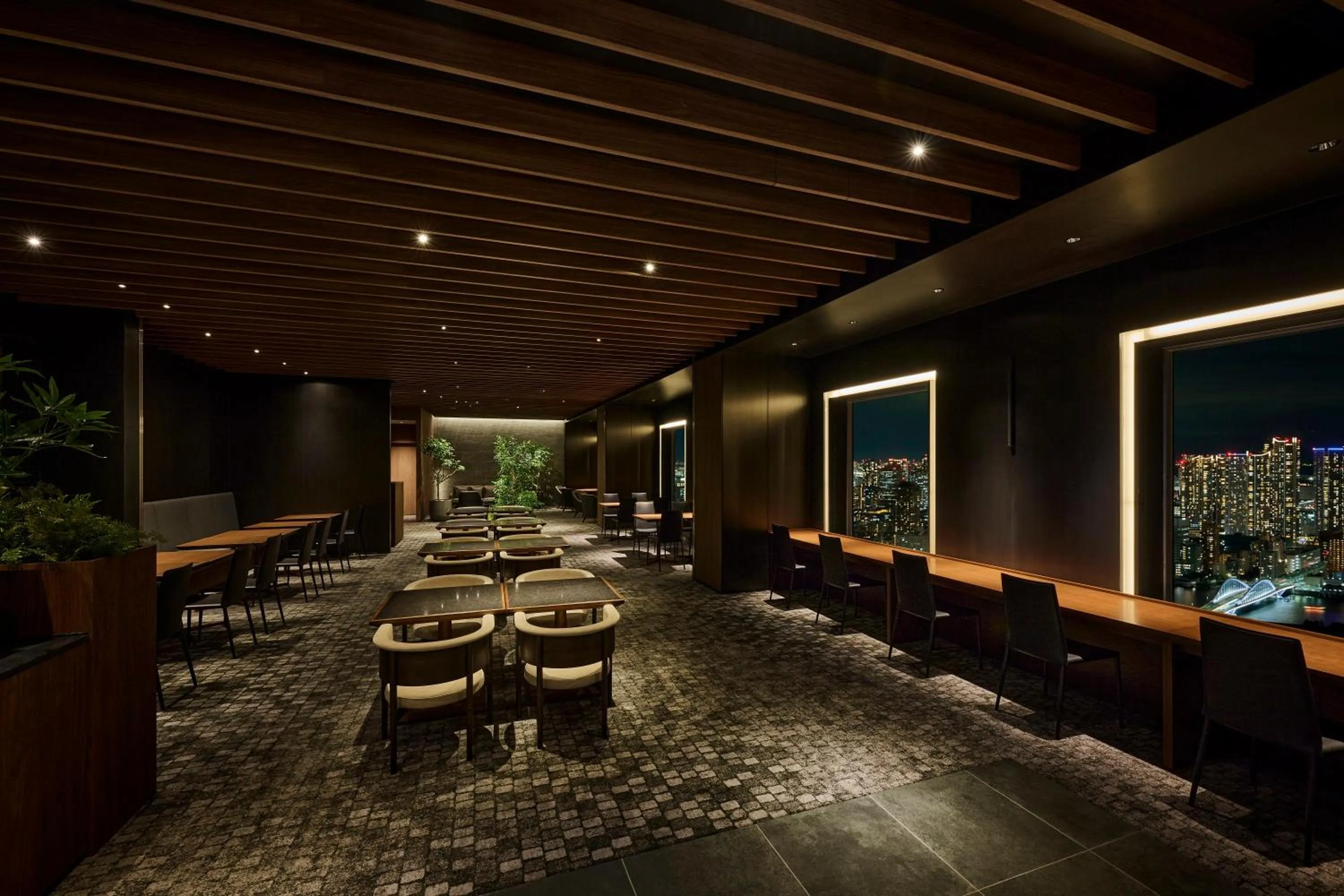 Lounge or bar in The Royal Park Hotel Iconic Tokyo Shiodome