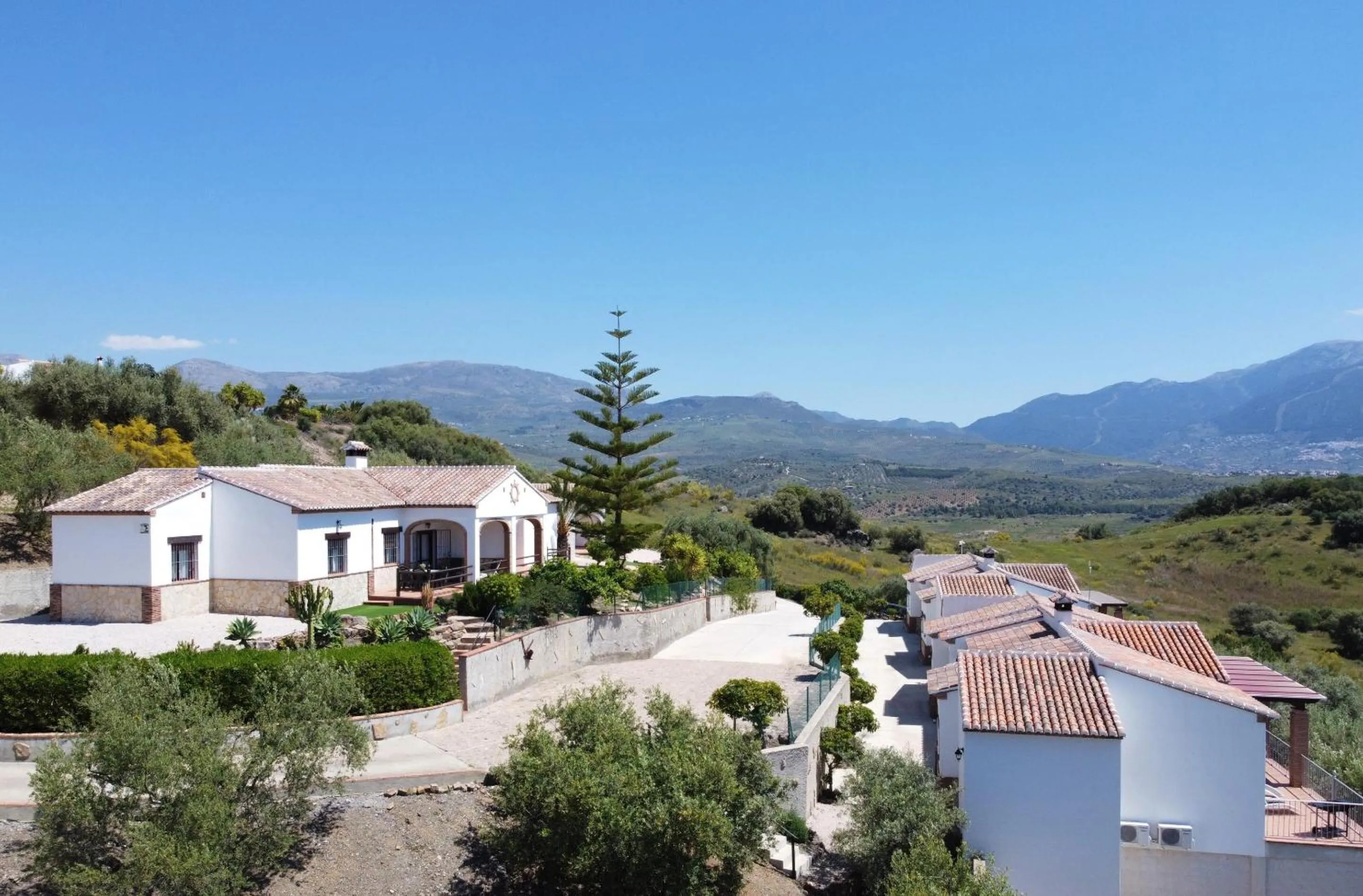 Property building in Alojamientos Huetor