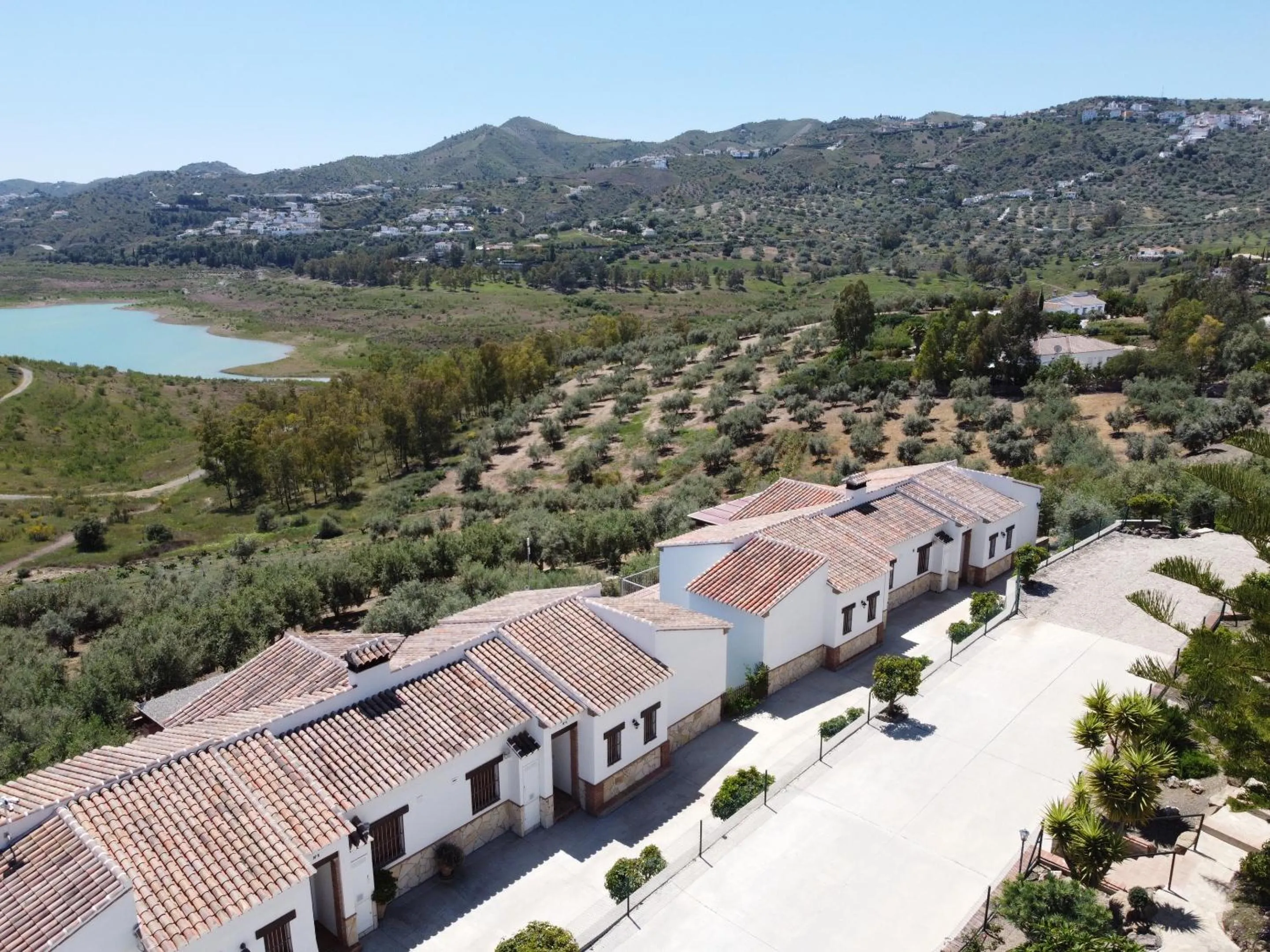 Property building in Alojamientos Huetor