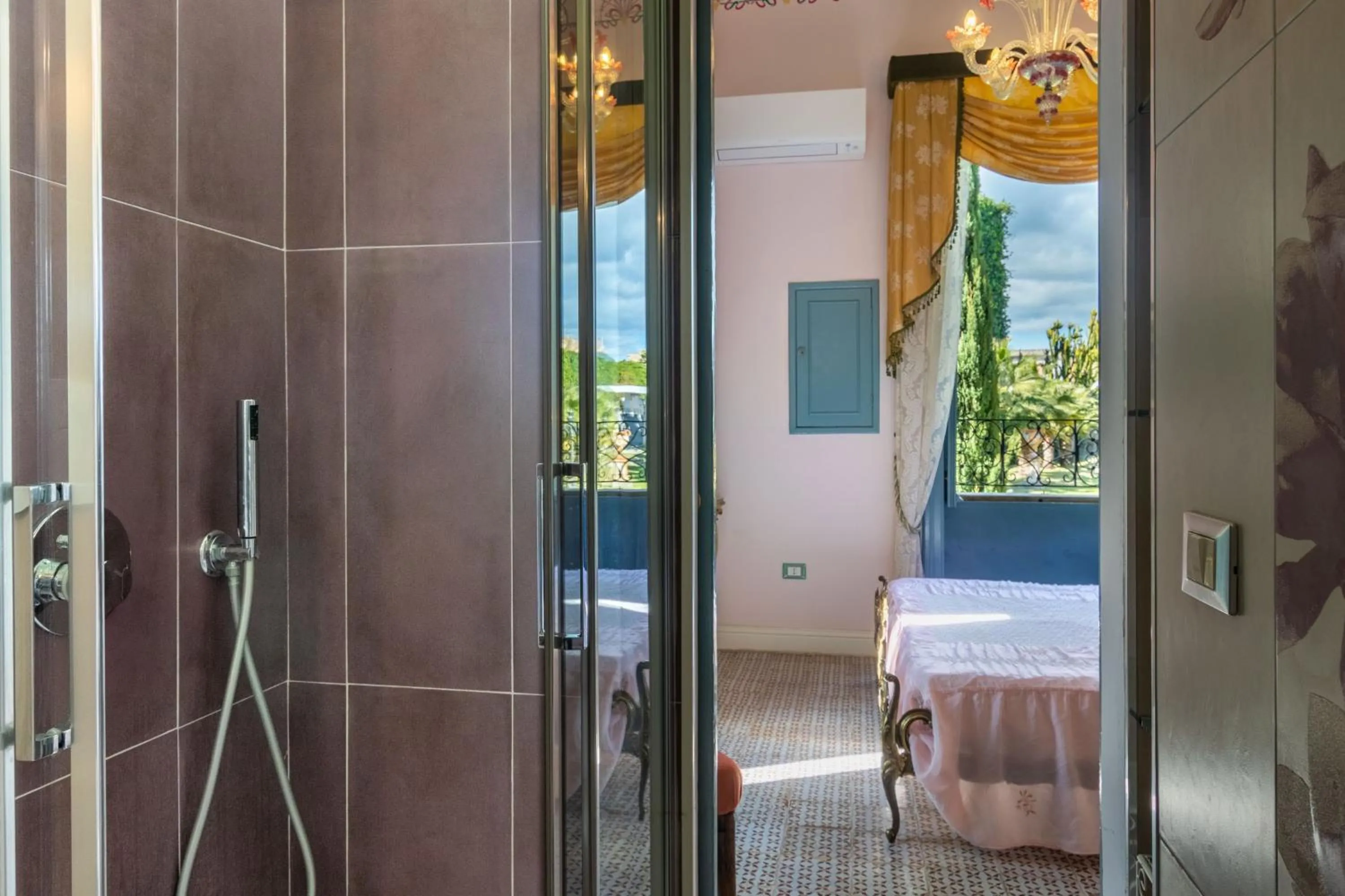 Bathroom, Bed in Villa Nicolaci - Liberty Suites