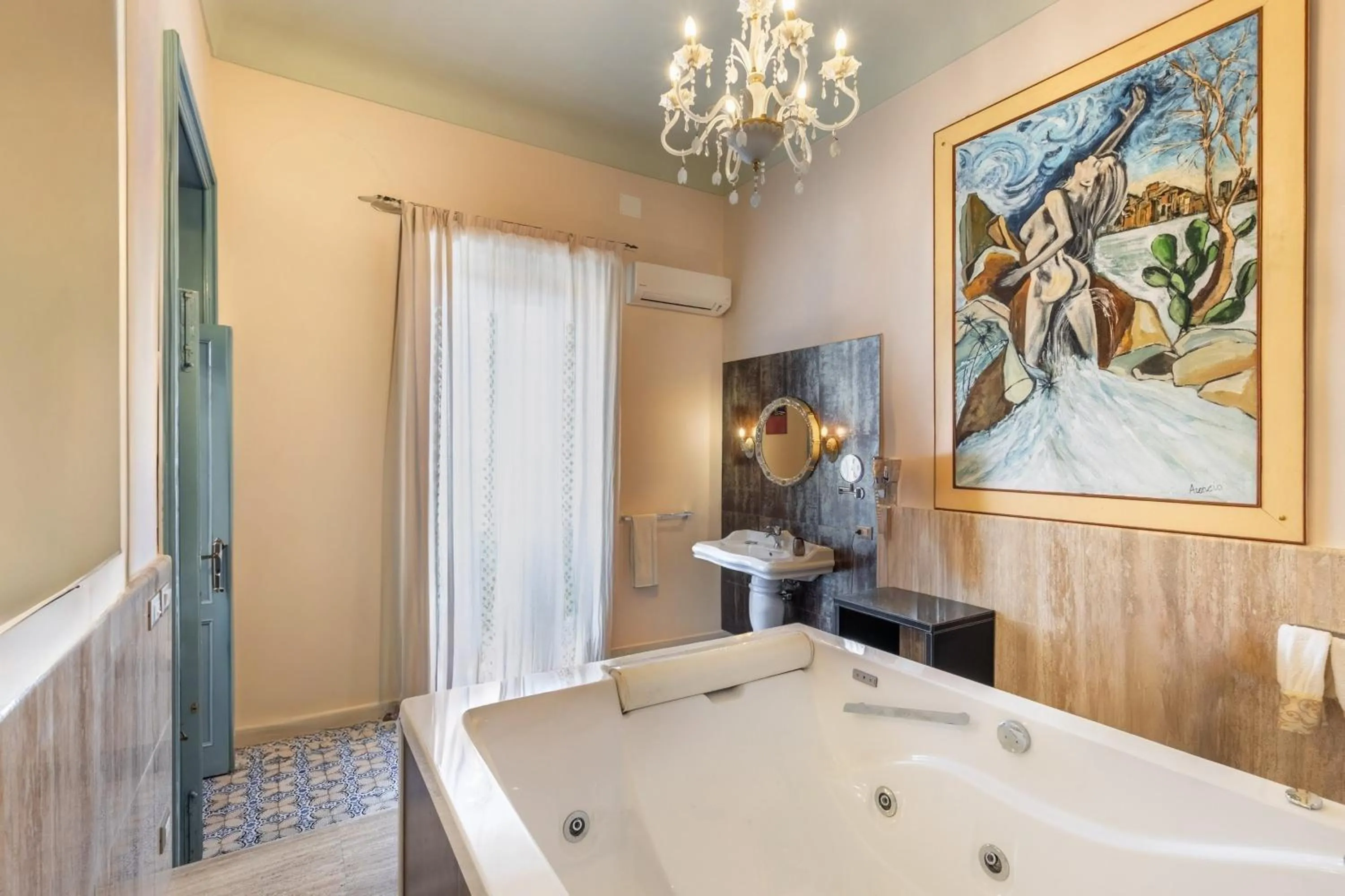 Hot Tub in Villa Nicolaci - Liberty Suites