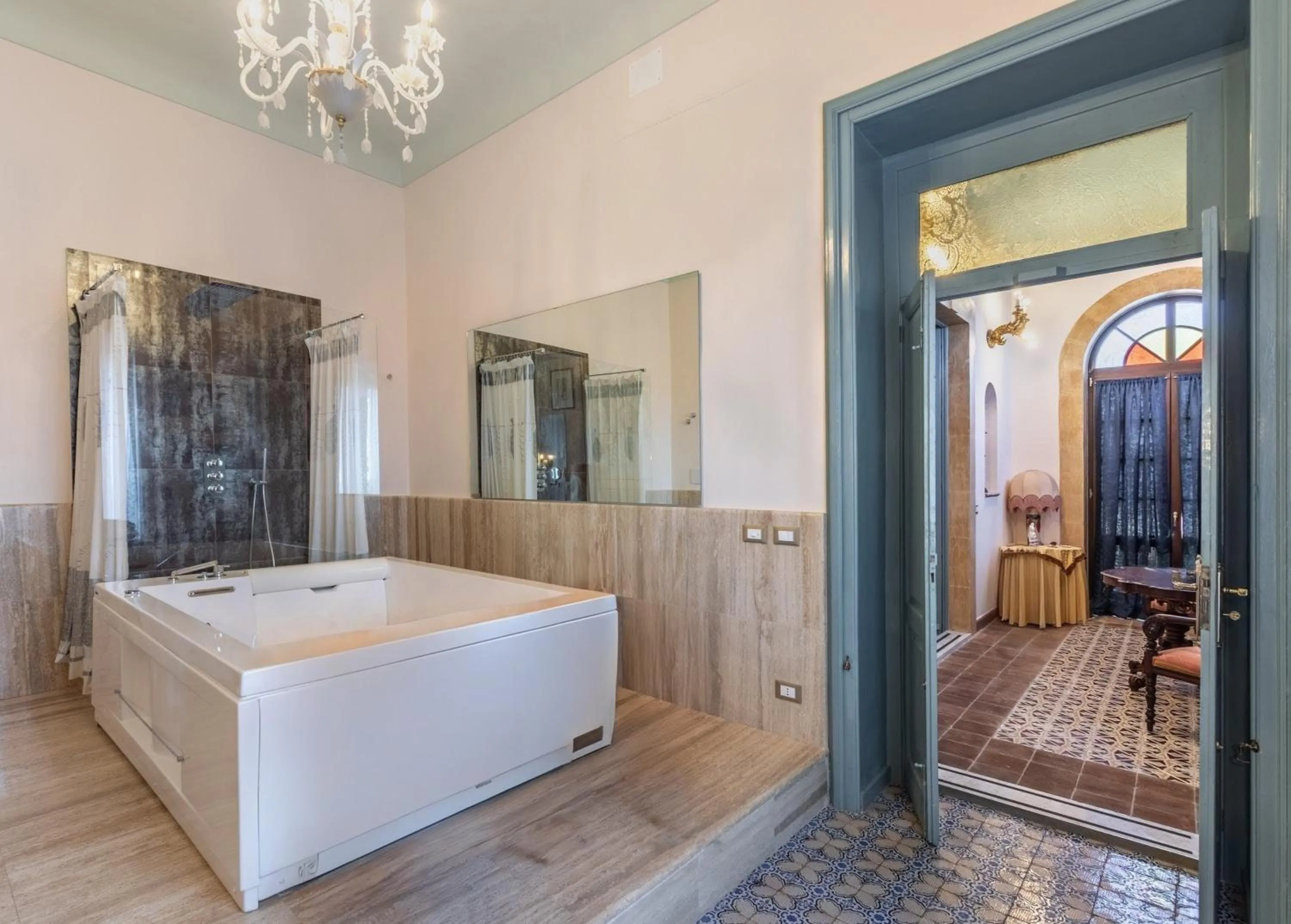 Shower in Villa Nicolaci - Liberty Suites