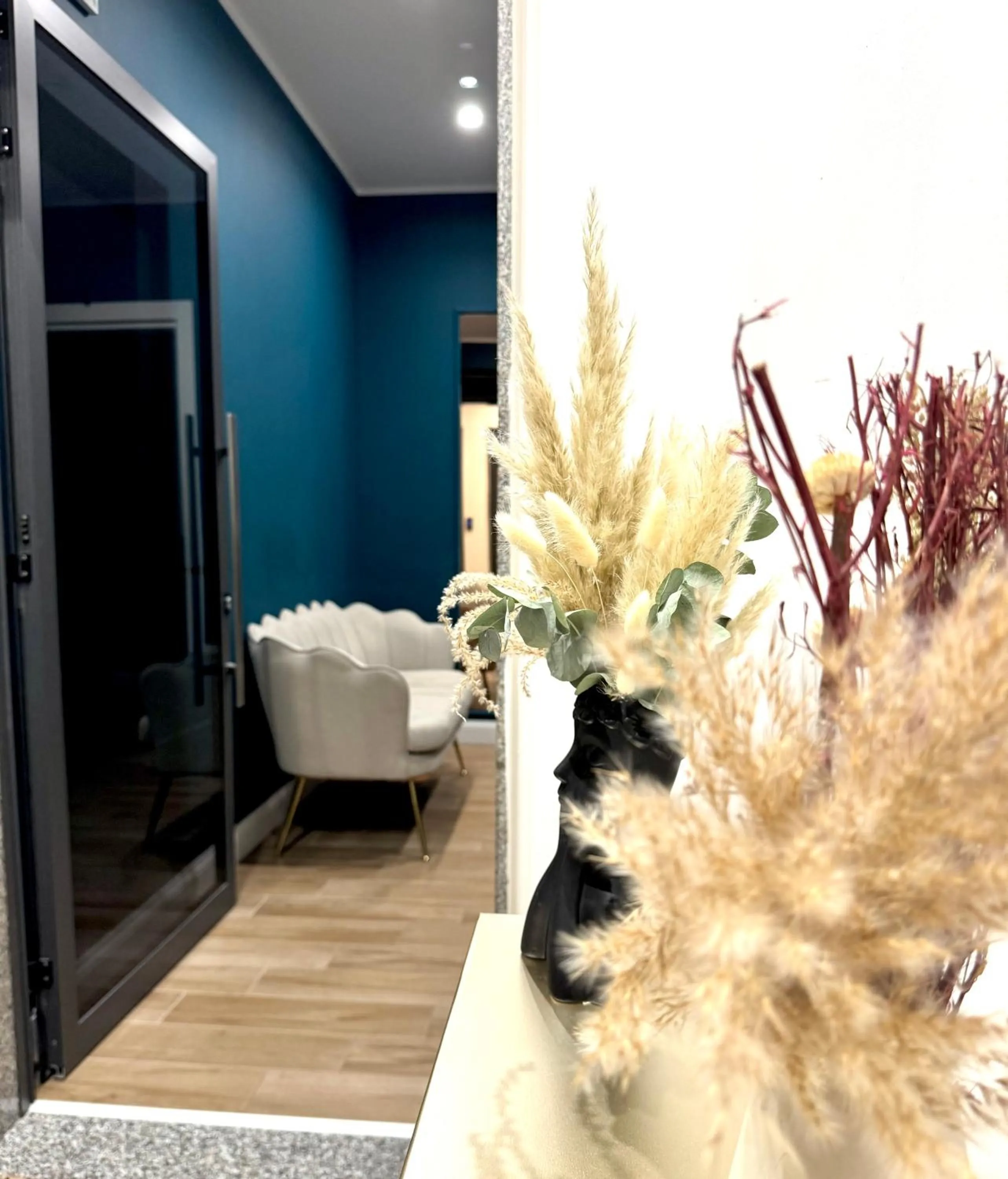 Lobby or reception in Charm Airport