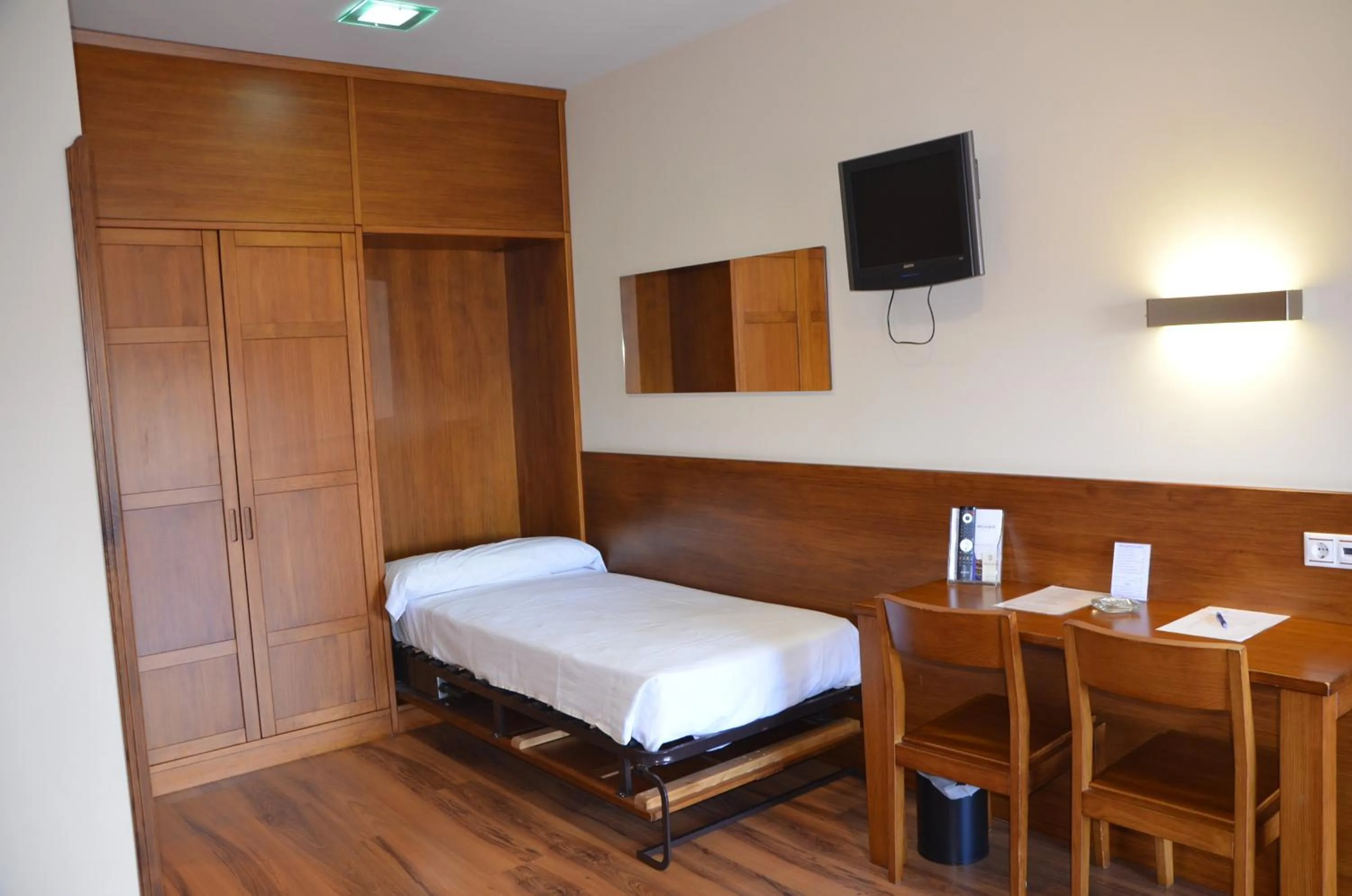 wardrobe, Bed in Hotel Milagros Rio Riaza