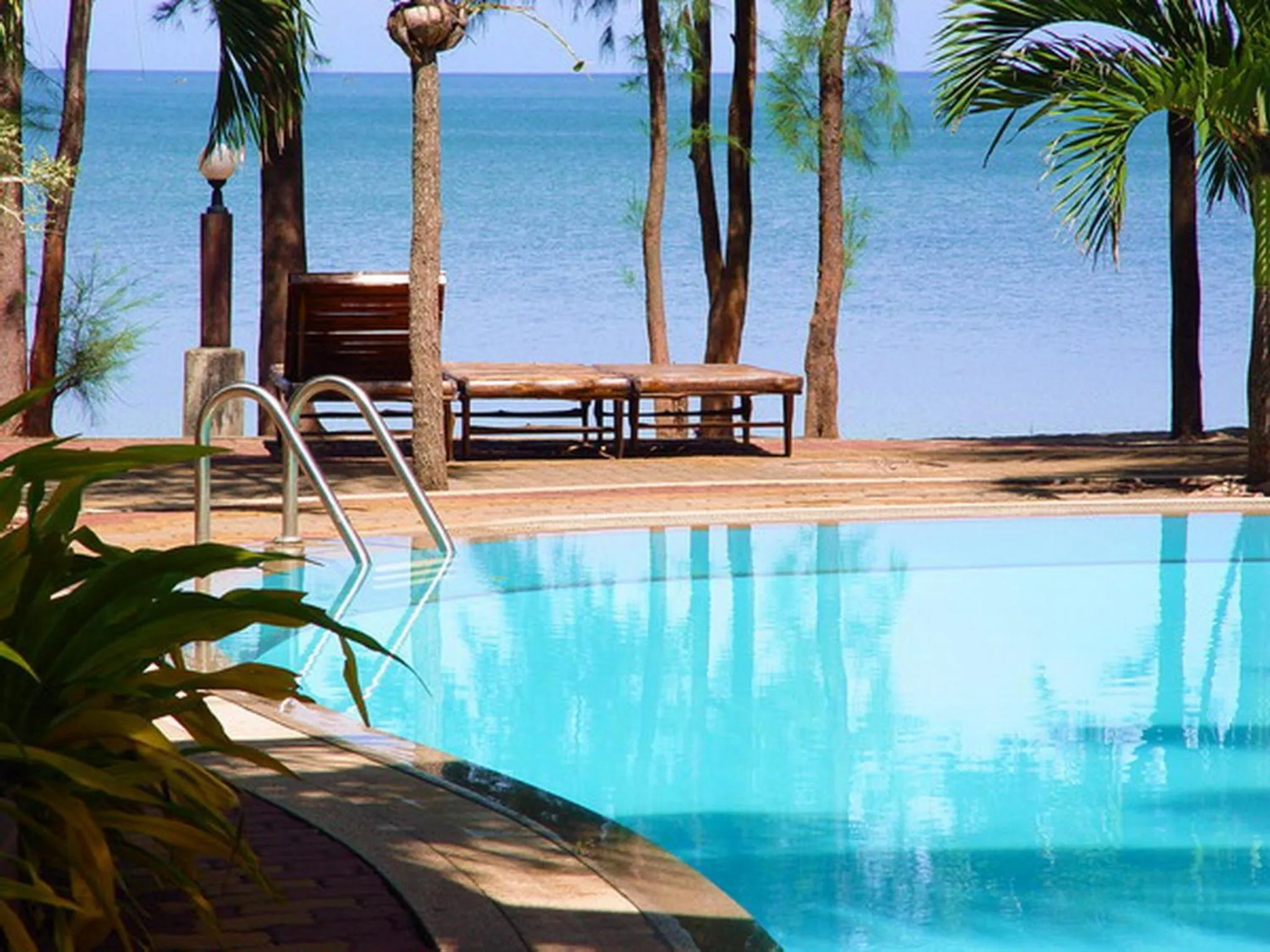 Swimming pool in Bayview Beach Resort
