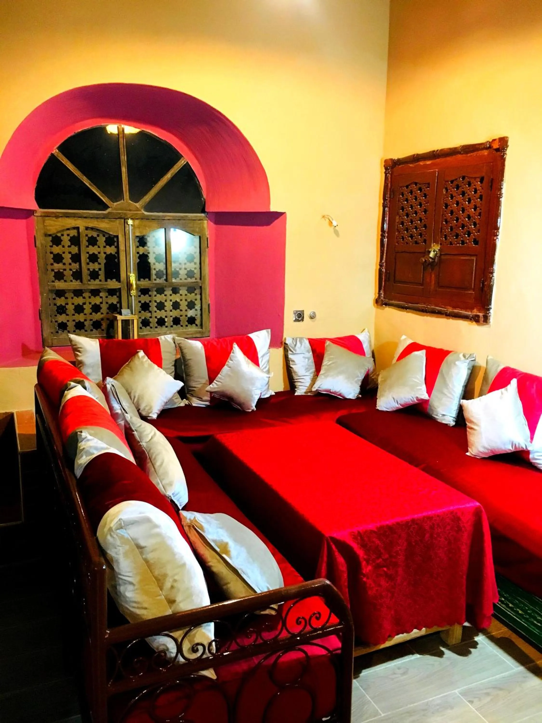 Seating area, Bed in Kasbah Tiriguioute