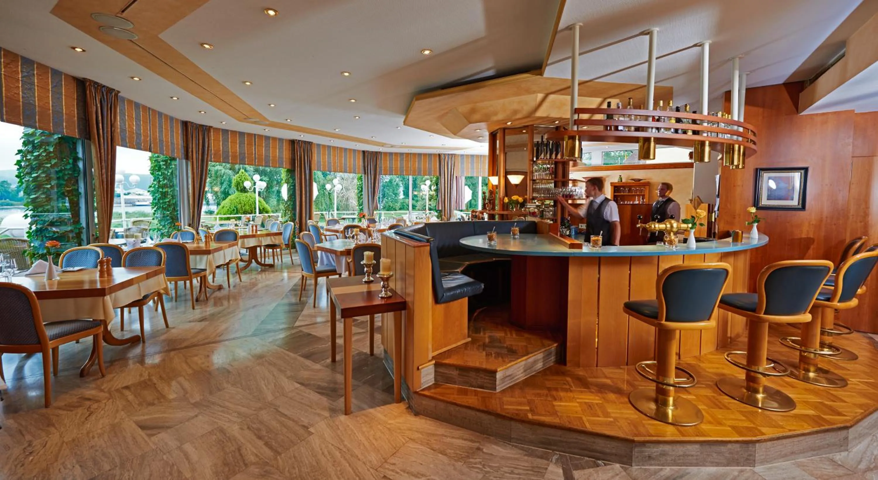 Restaurant/places to eat in Rheinhotel Larus