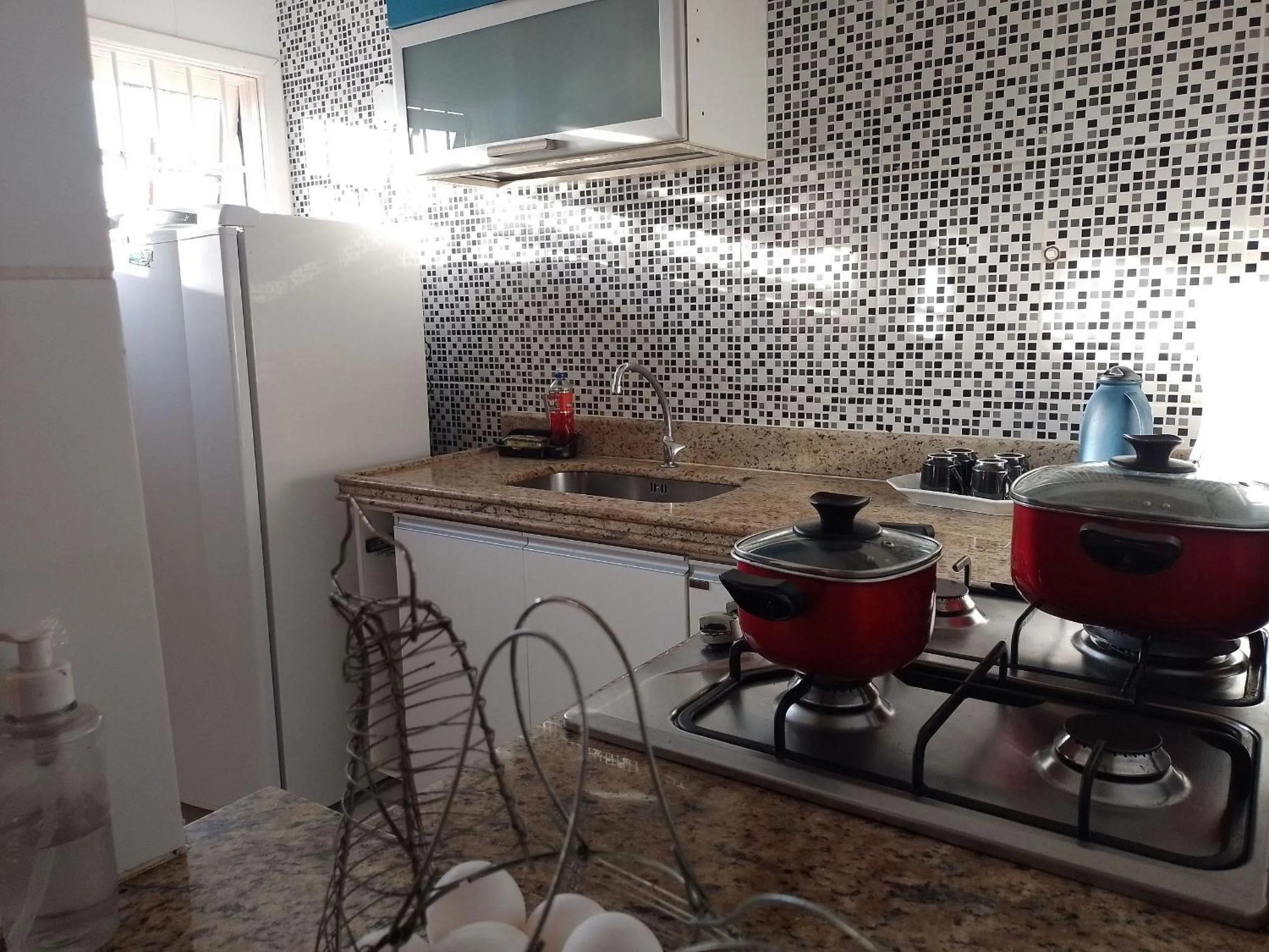 Kitchen or kitchenette in SLIM- - Dunas- Praia do Forte - Prático , Econômico e Próximo de Tudo