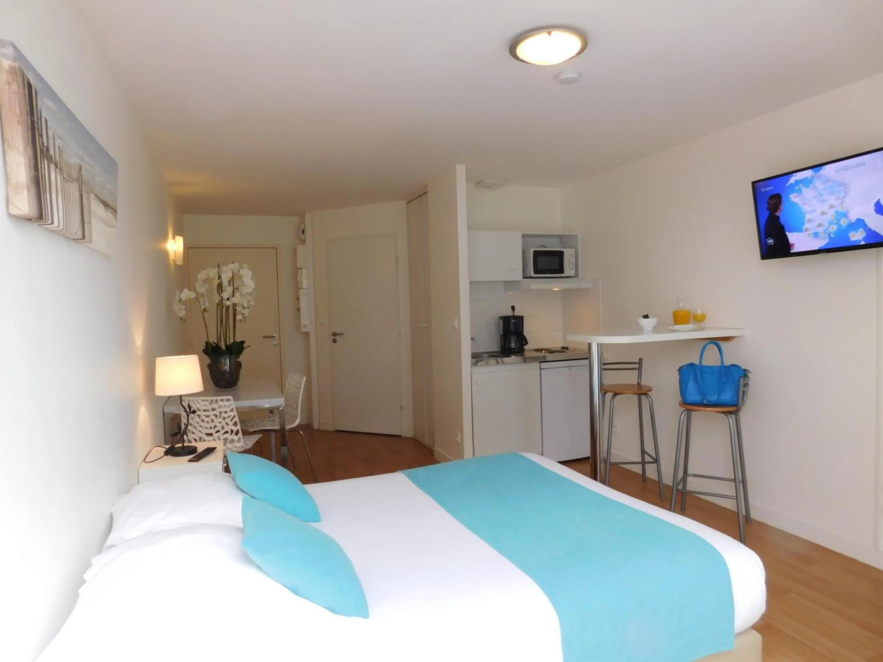 Photo of the whole room, Bed in Résidence New Rochelle