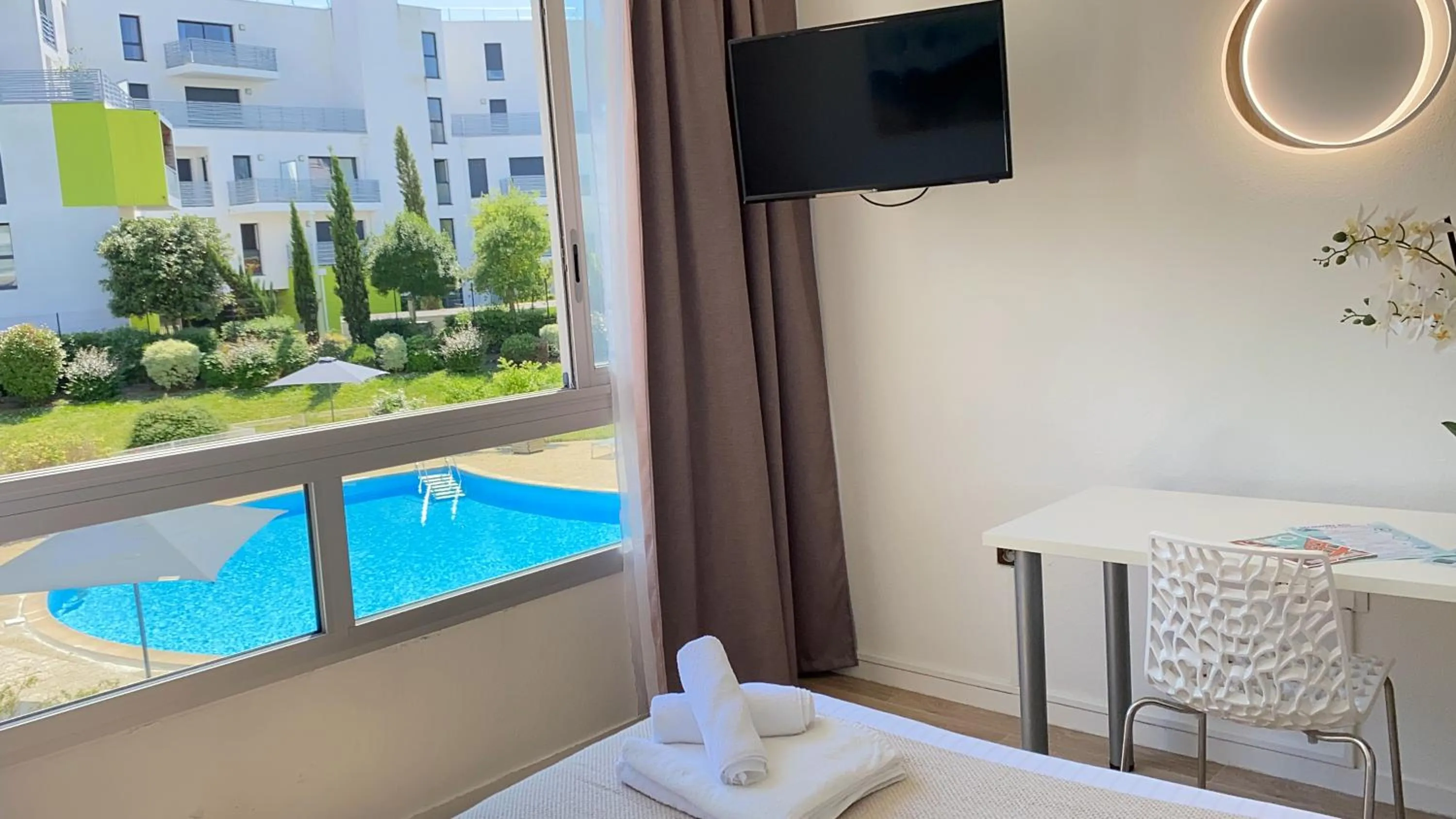 Pool view in Résidence New Rochelle