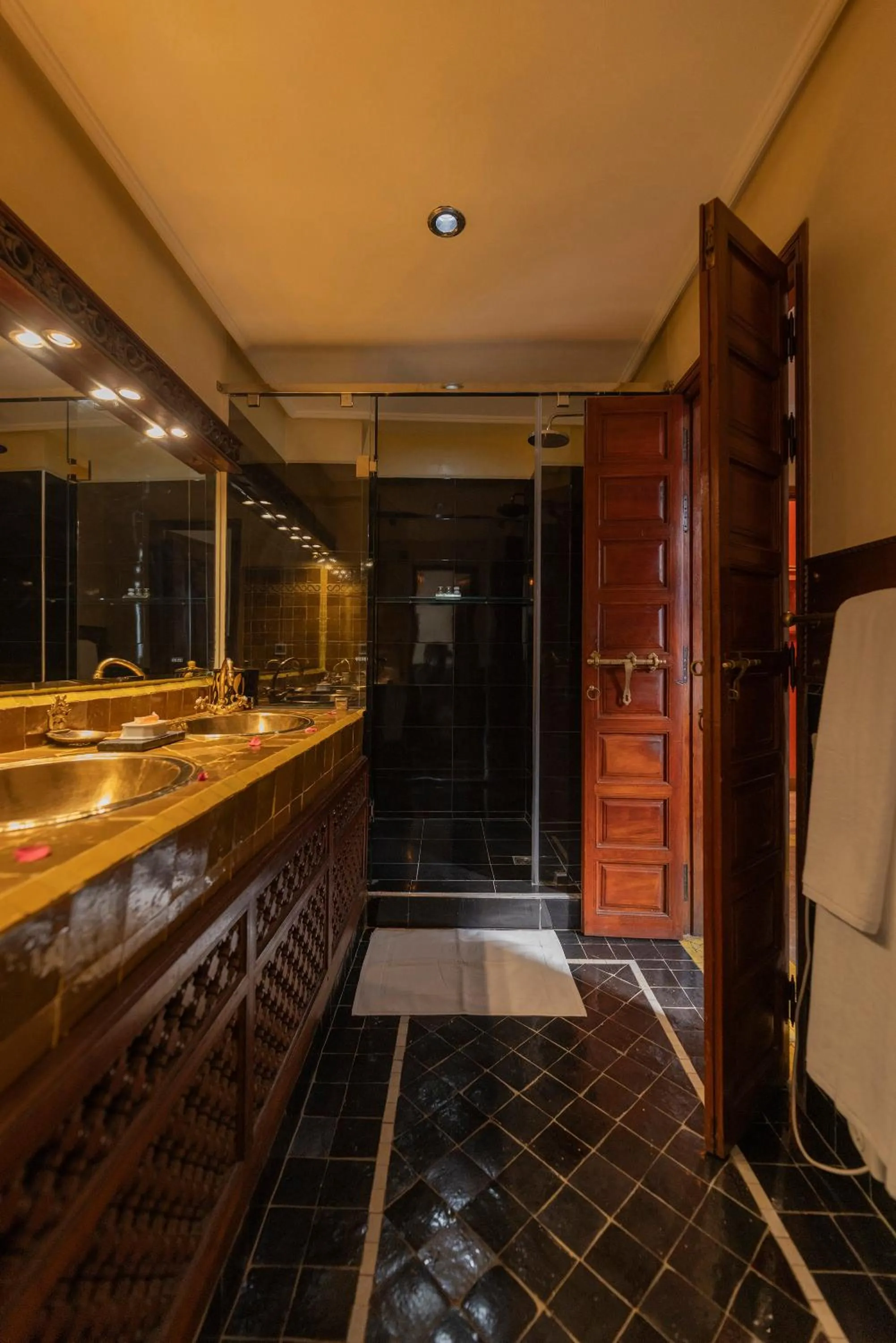 Bathroom in Riad Ayadina & SPA