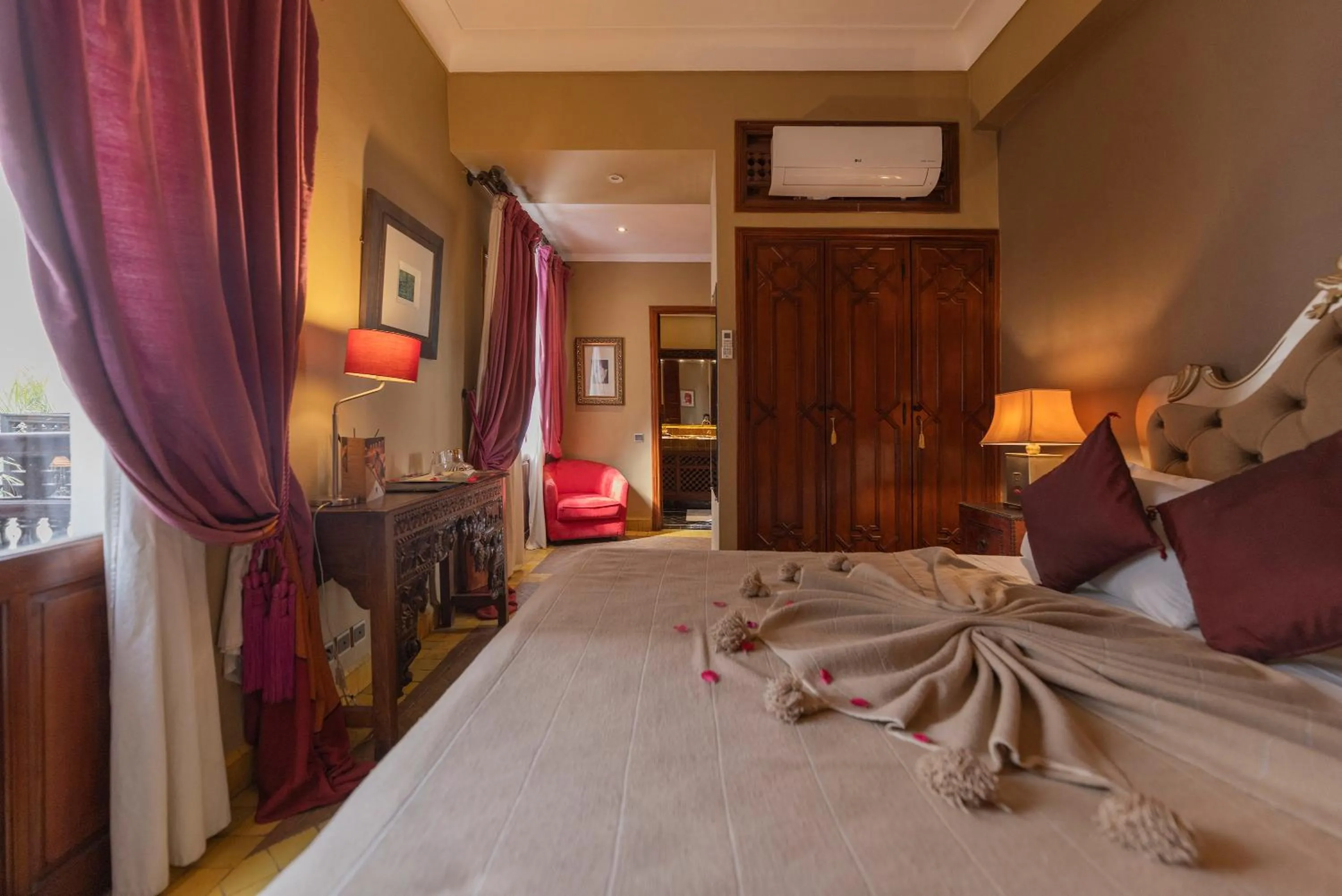 Photo of the whole room, Bed in Riad Ayadina & SPA