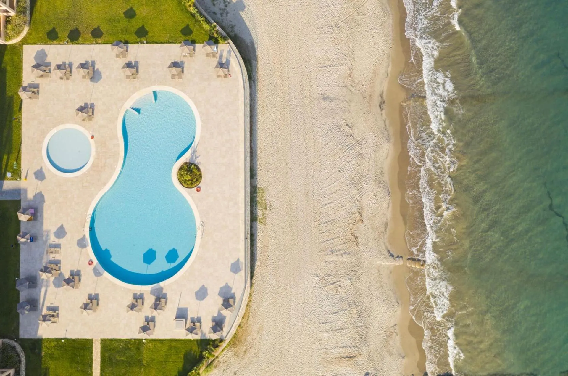 Swimming pool in Horizon Beach Resort