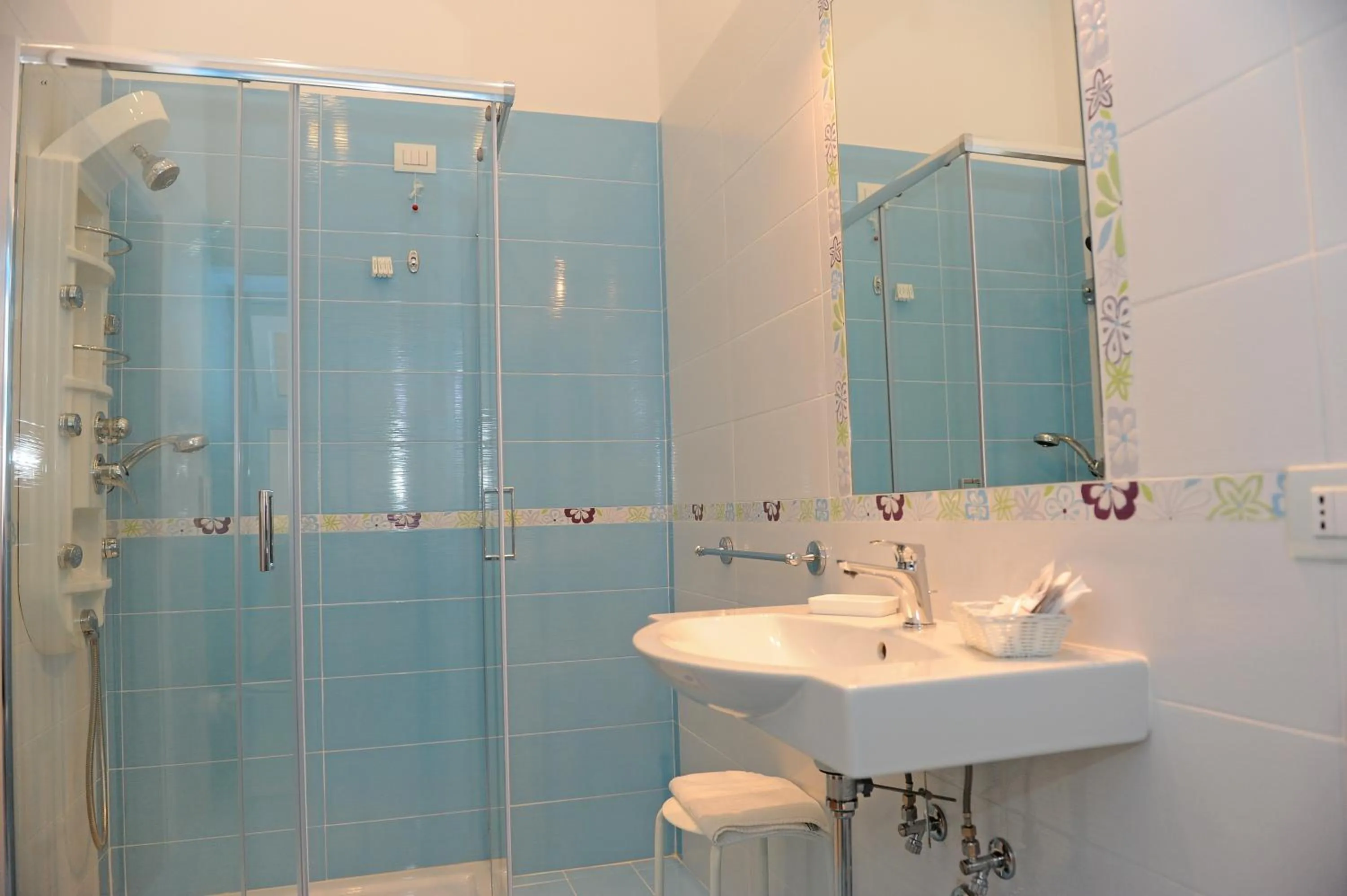 Shower in L'Isola Del Postino Rooms