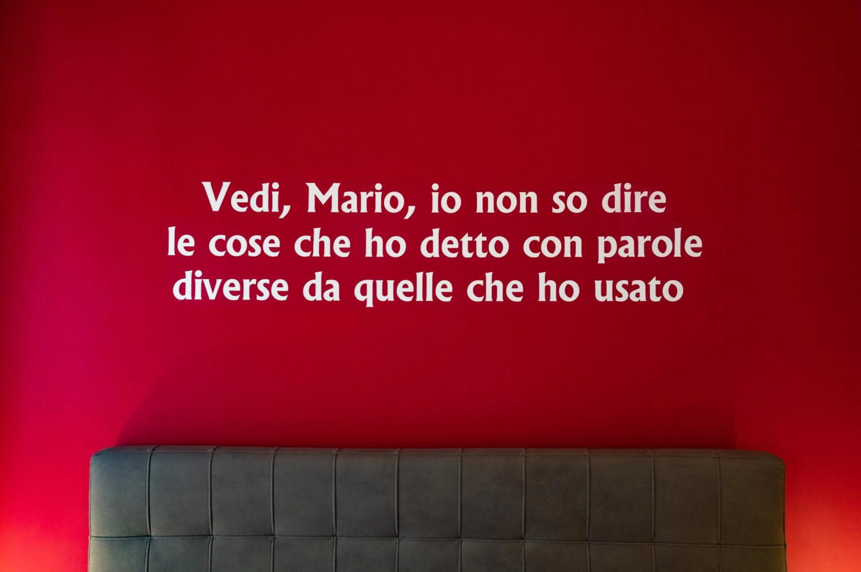 Text overlay in L'Isola Del Postino Rooms