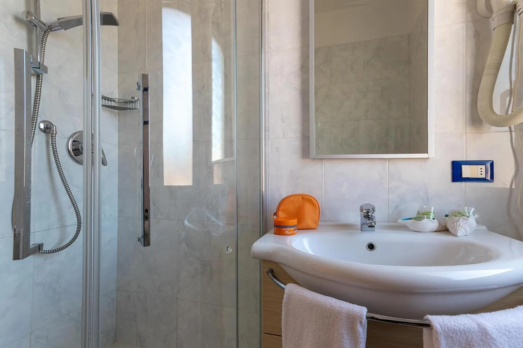 Shower in Residence Greco