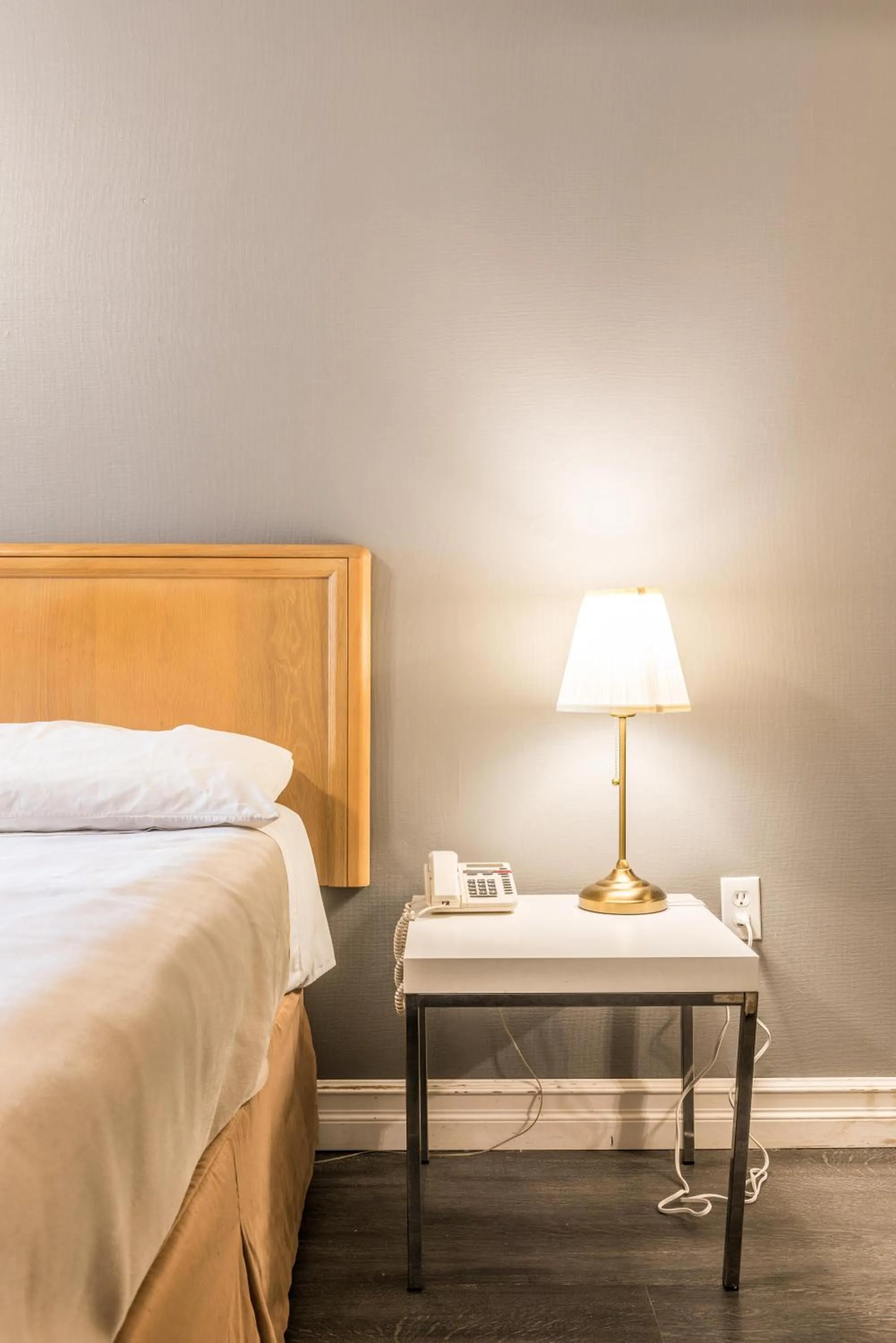 Bedroom, Bed in Lake City Motel