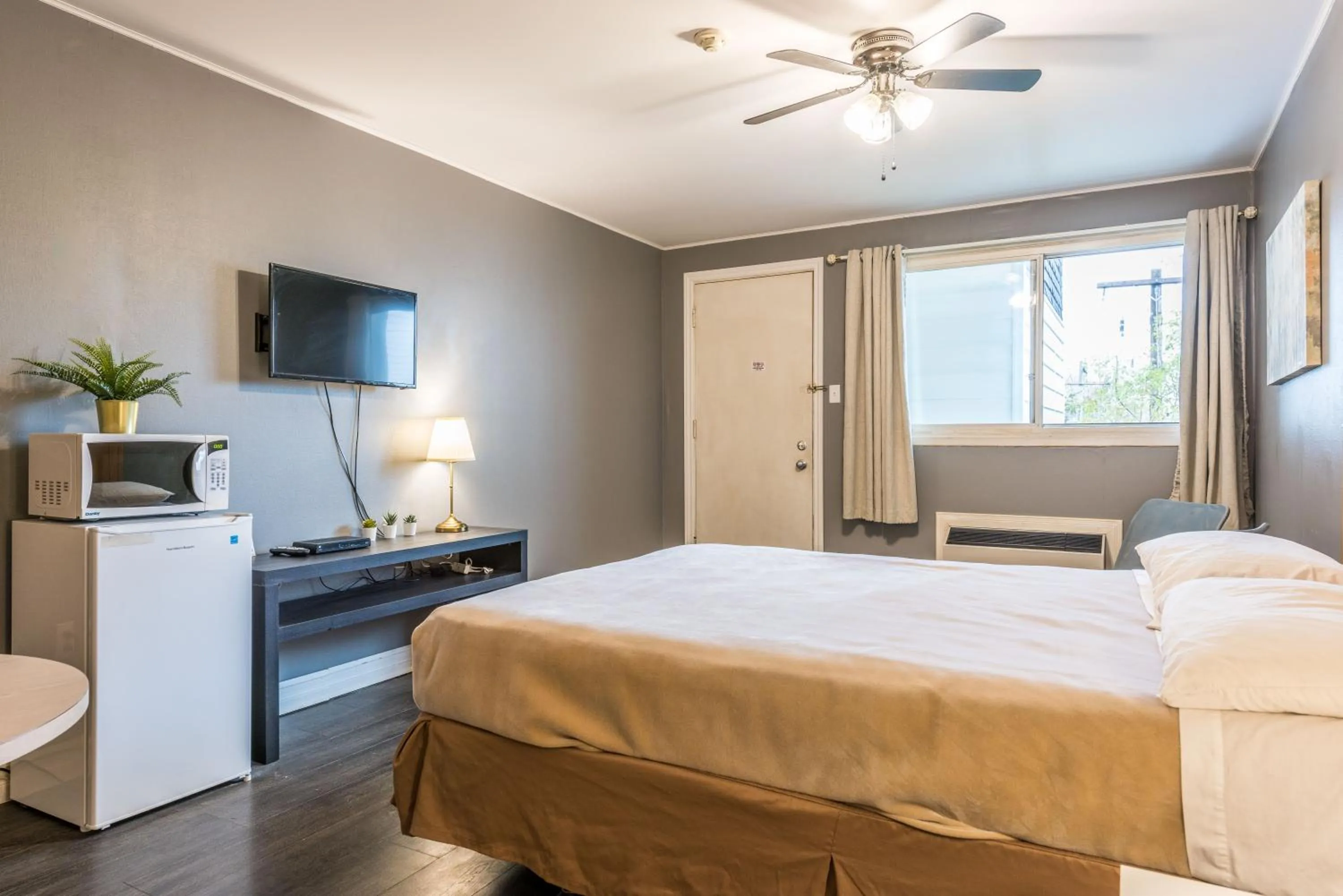 Bedroom, Bed in Lake City Motel