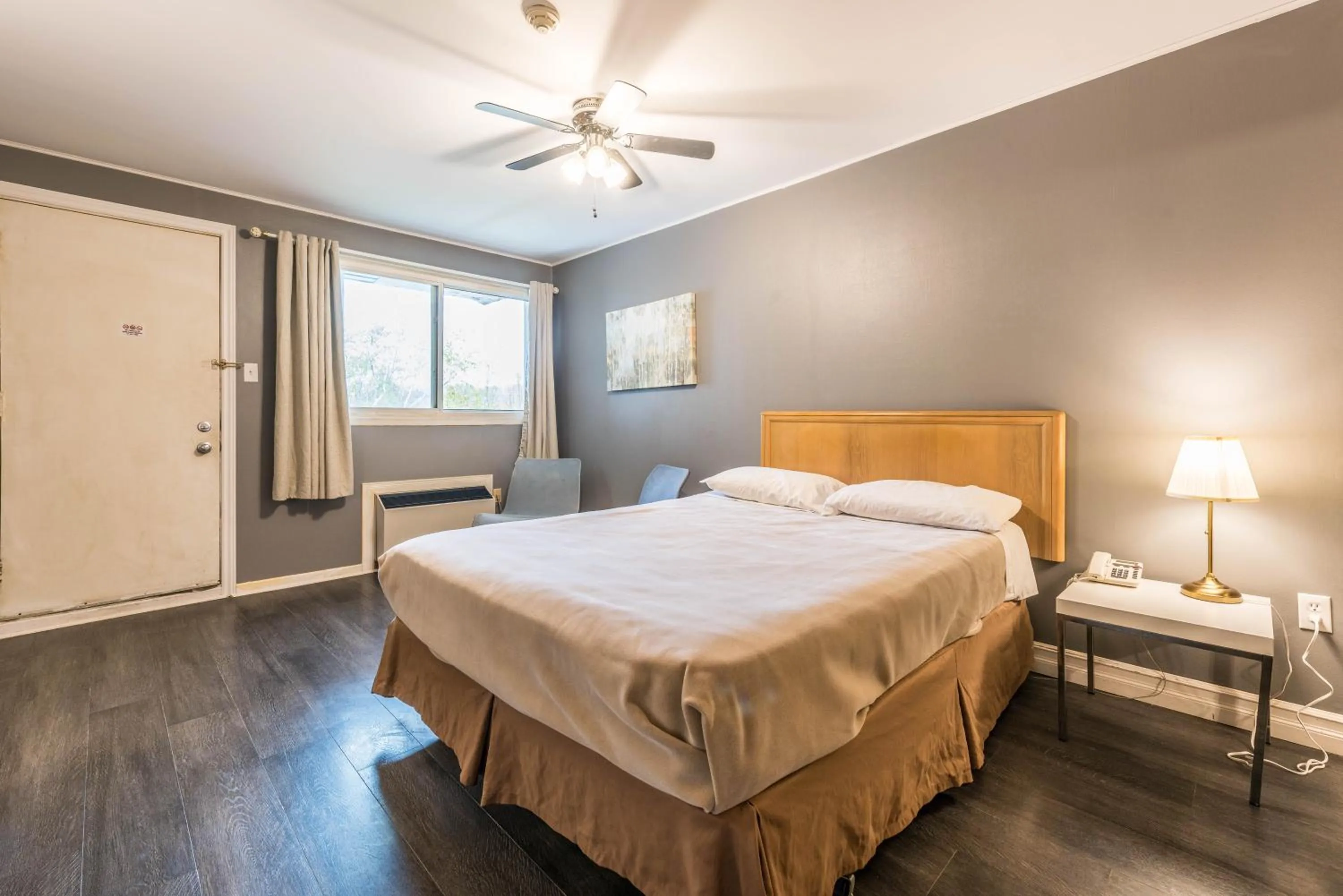 Bedroom, Bed in Lake City Motel