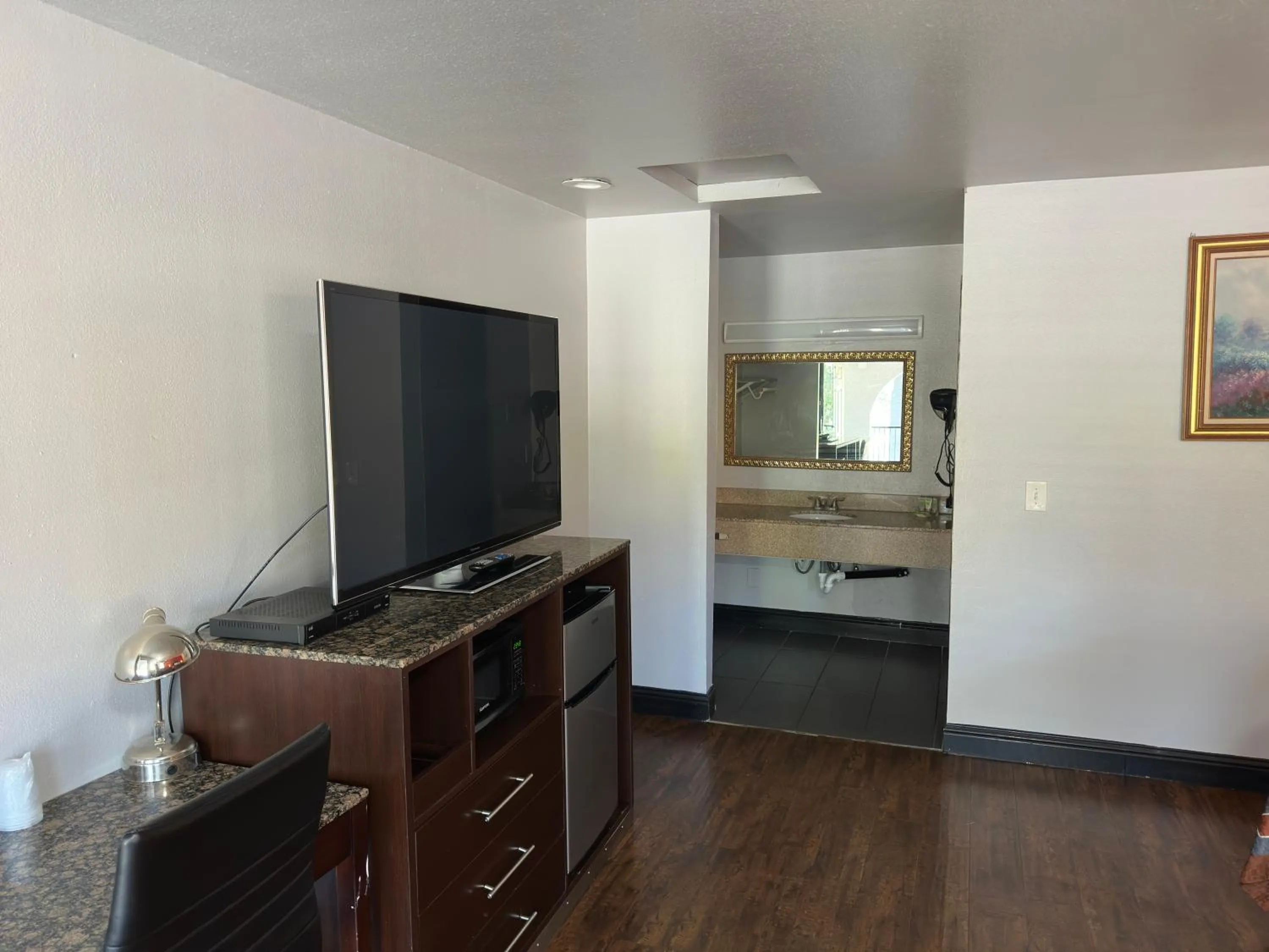 TV and multimedia in Crossroads Inn - Downtown Sacramento