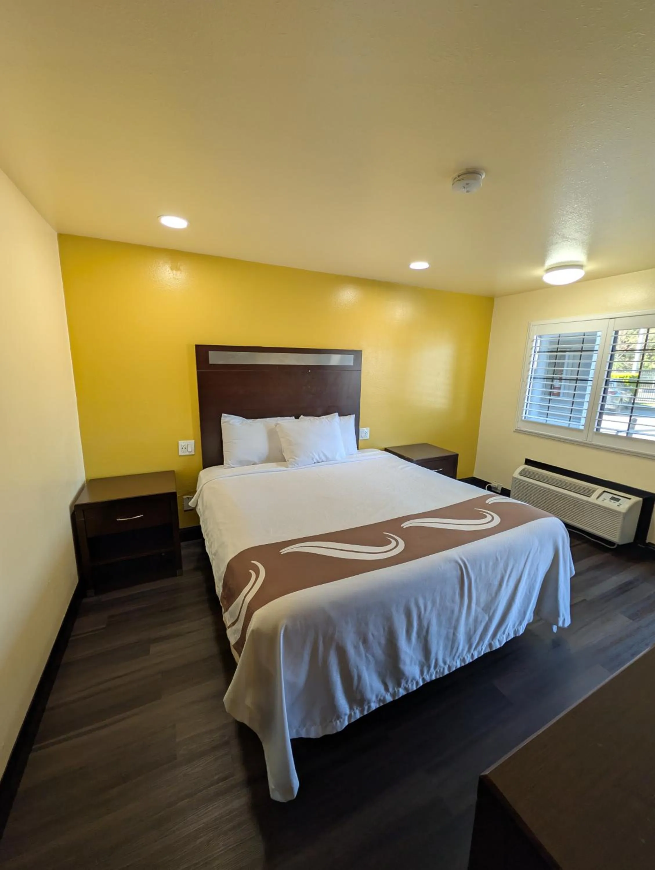 Bed in Crossroads Inn - Downtown Sacramento