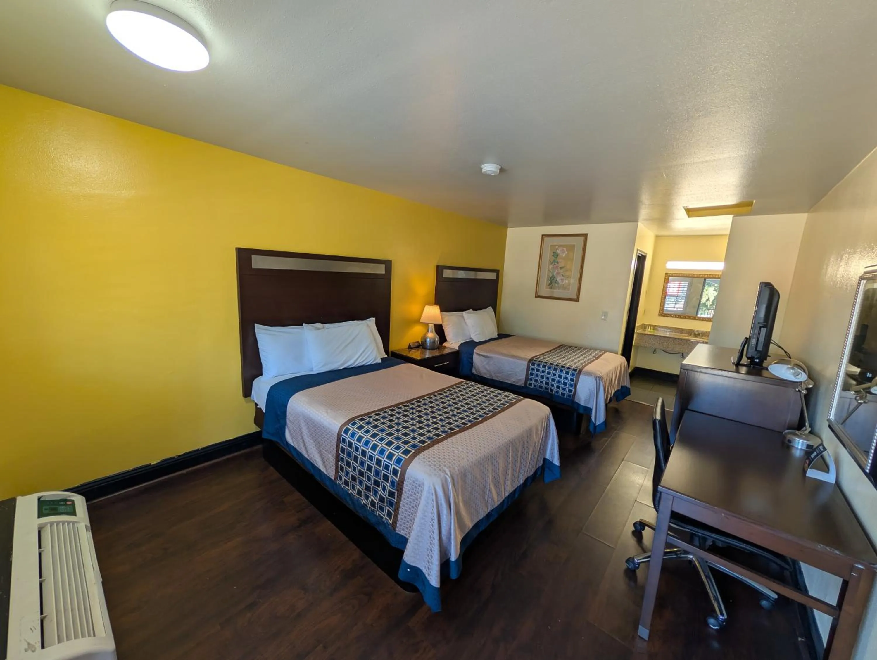 Photo of the whole room, Bed in Crossroads Inn - Downtown Sacramento