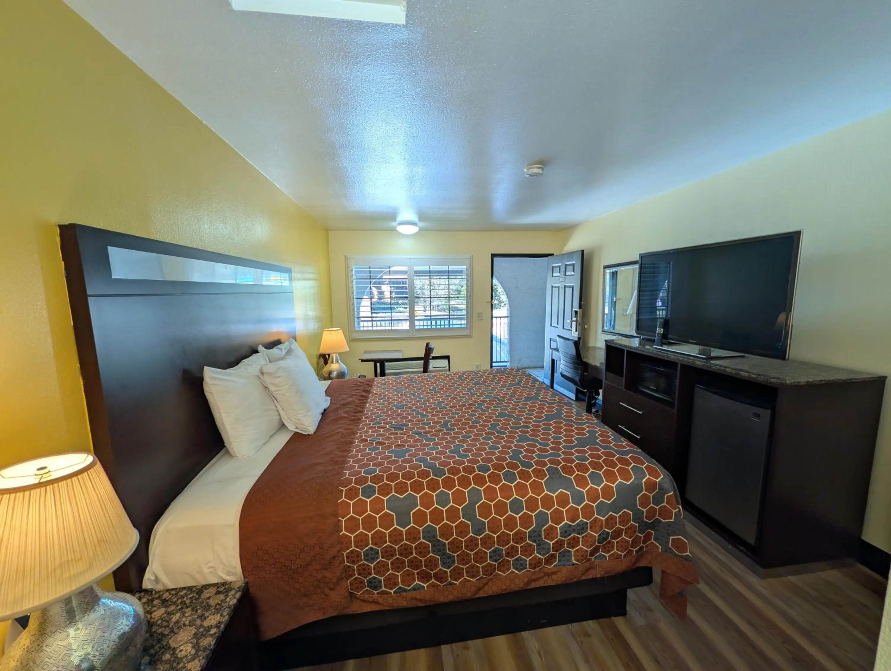 Bed in Crossroads Inn - Downtown Sacramento