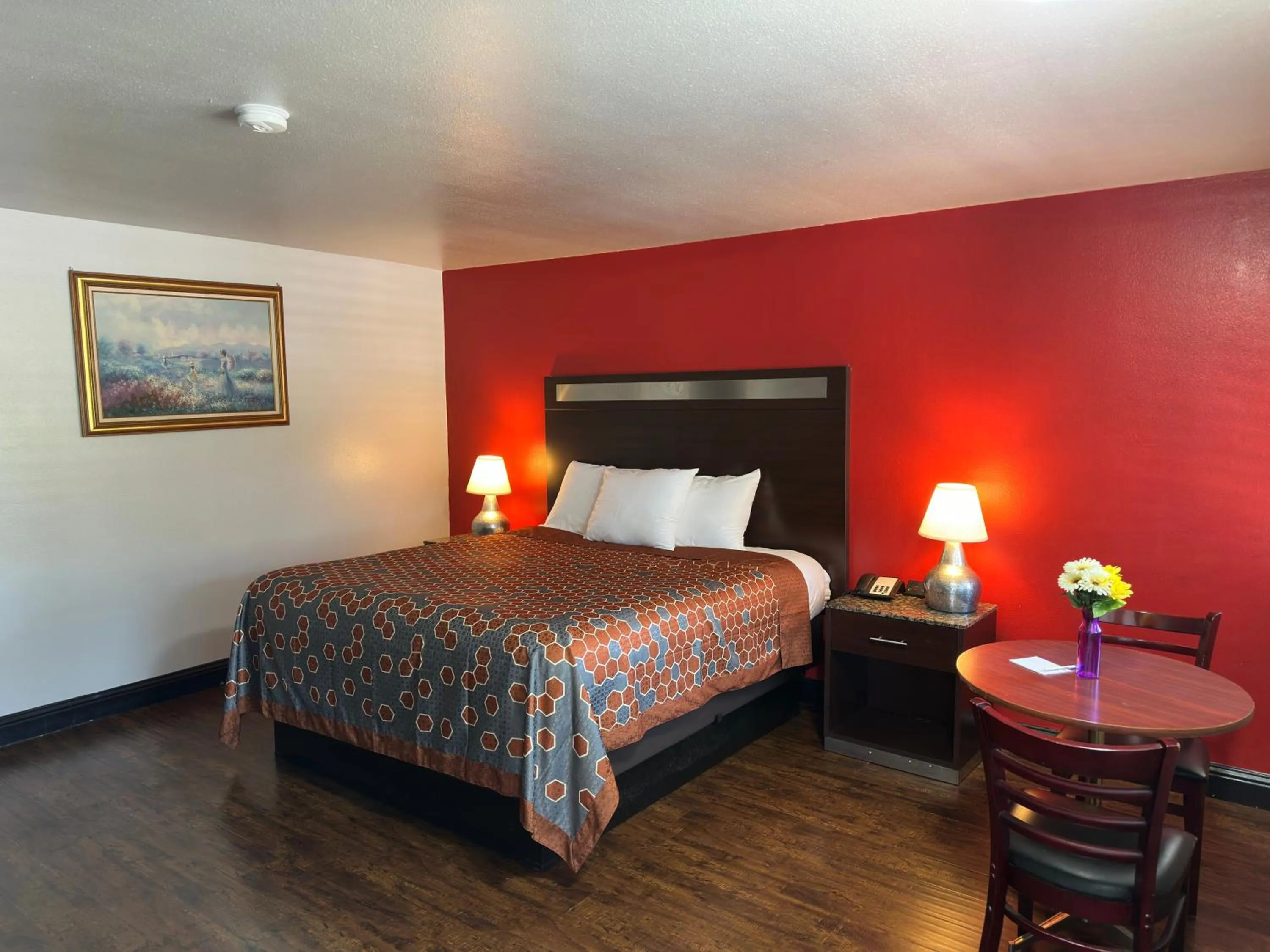 Photo of the whole room, Bed in Crossroads Inn - Downtown Sacramento