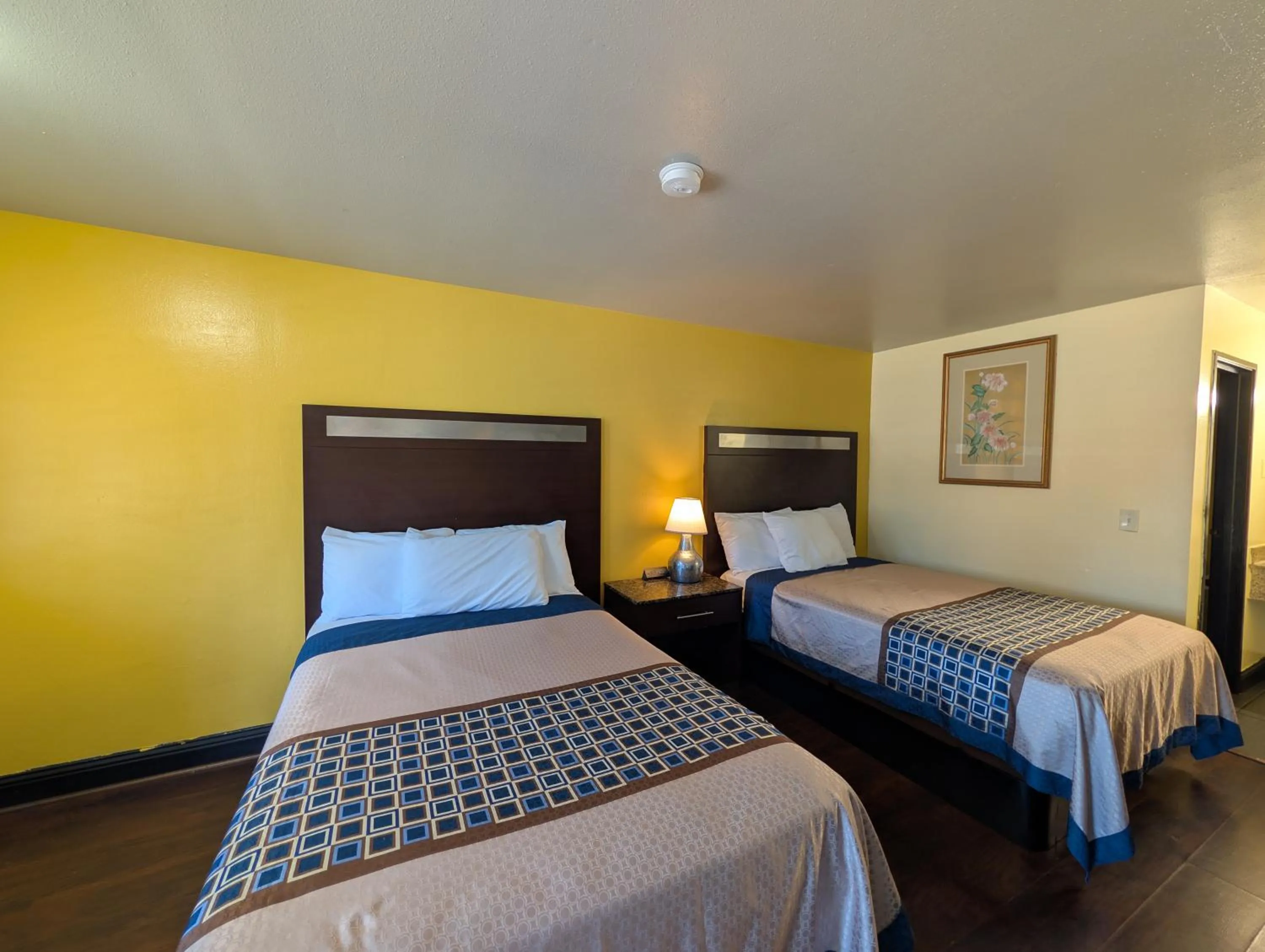 Bed in Crossroads Inn - Downtown Sacramento