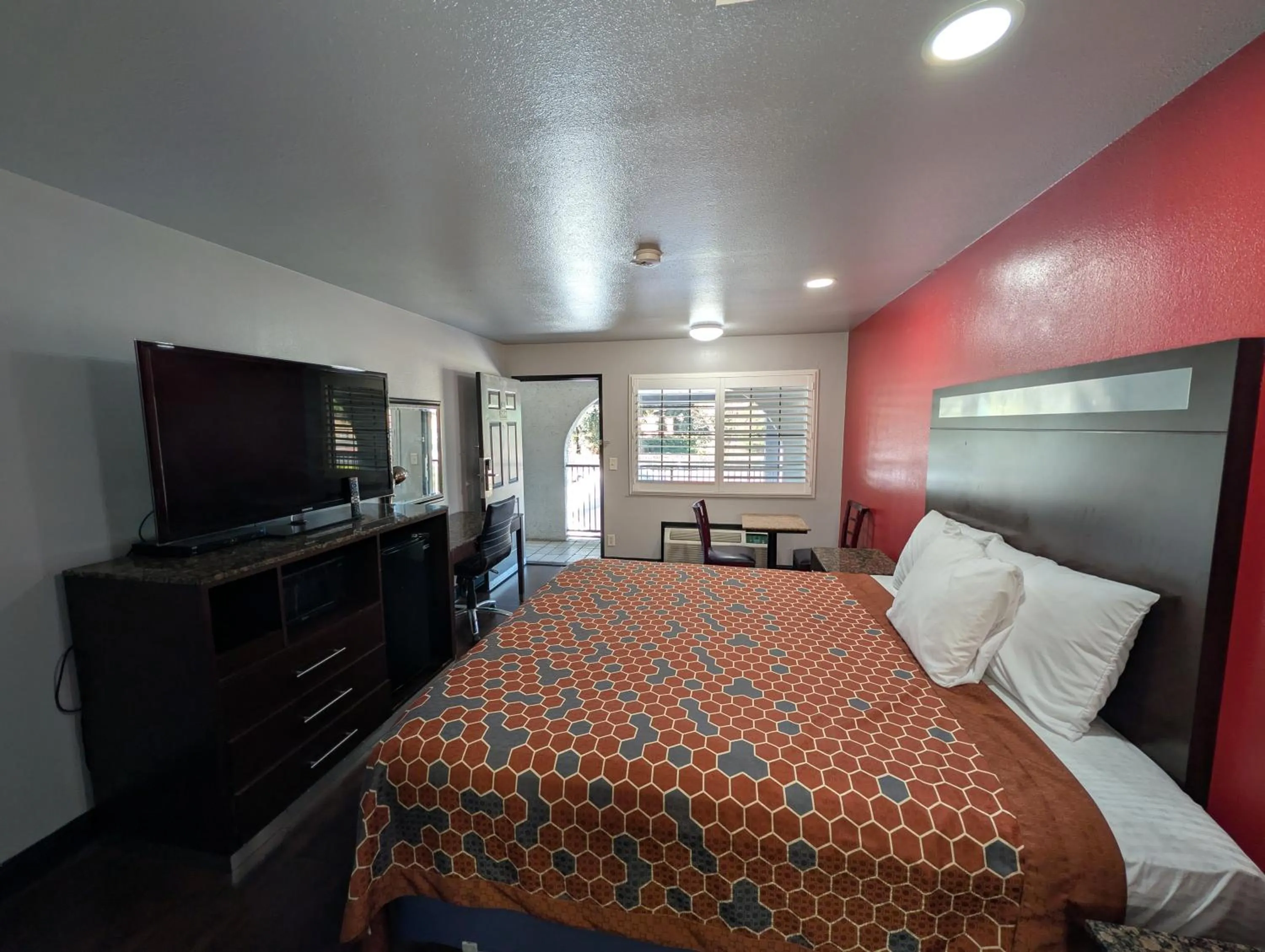 Bed in Crossroads Inn - Downtown Sacramento