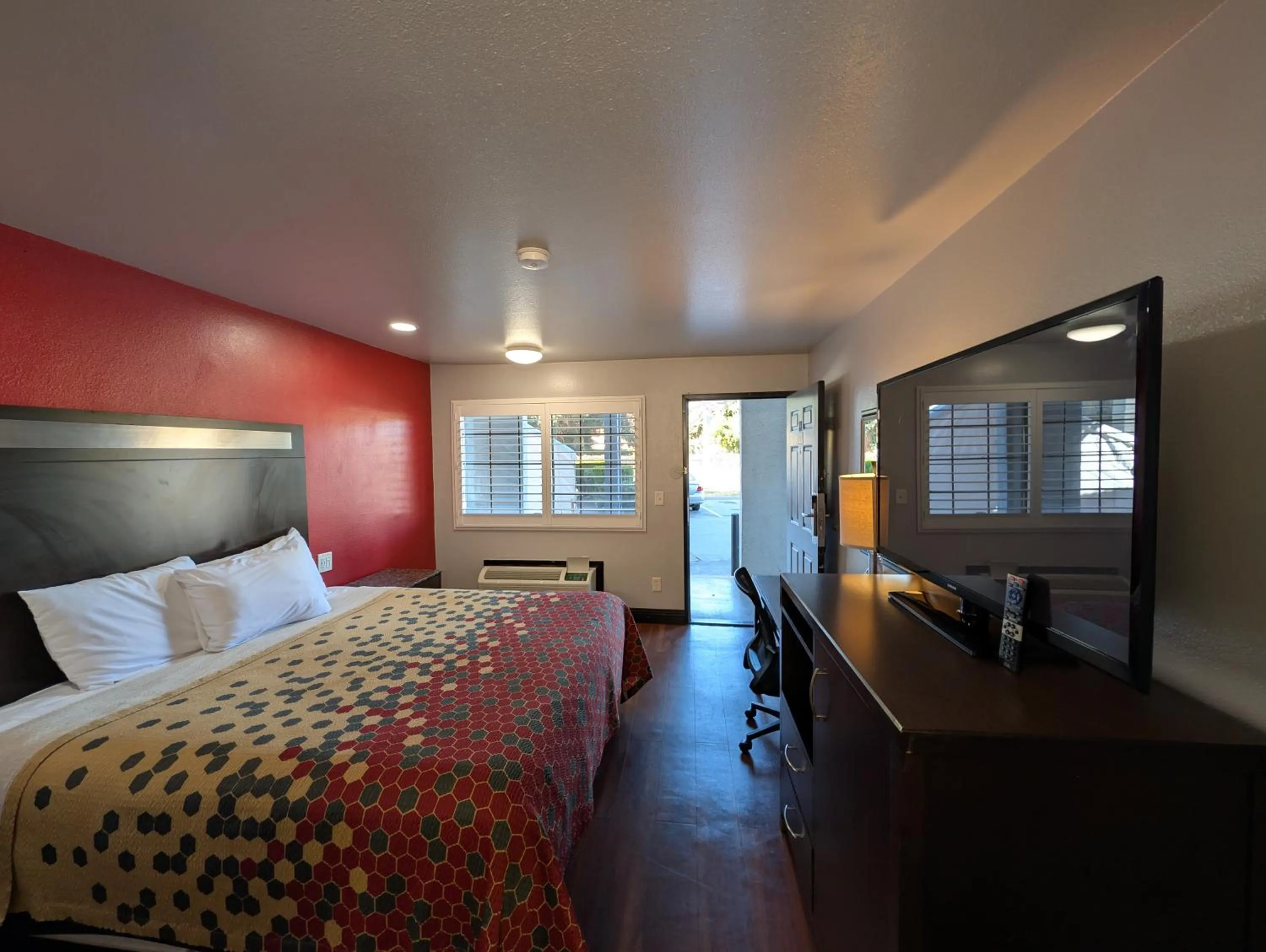 Bed in Crossroads Inn - Downtown Sacramento