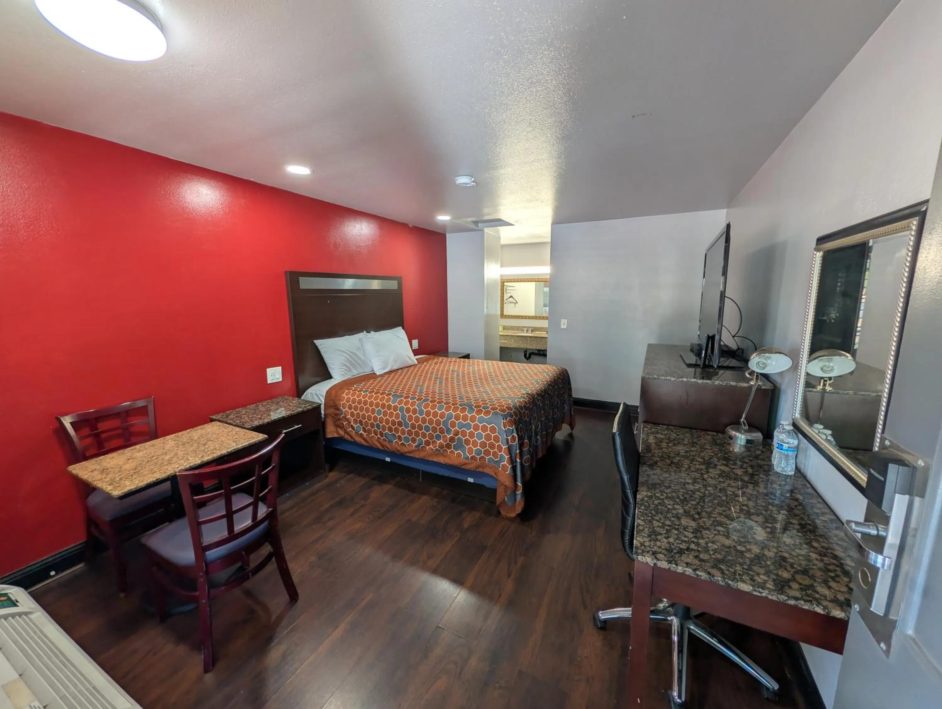 Photo of the whole room, Bed in Crossroads Inn - Downtown Sacramento