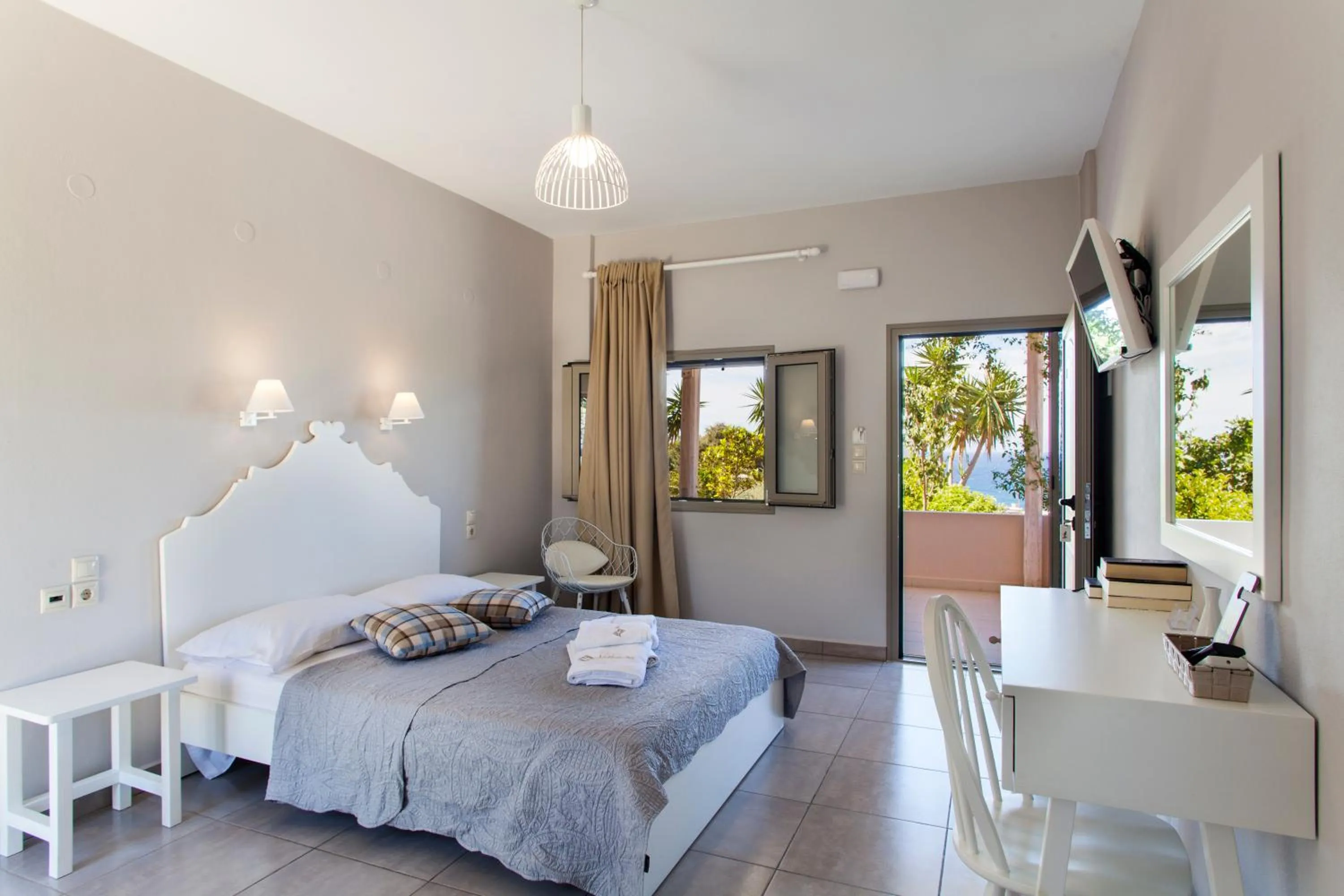 Bed in Mythos Suites Diskos