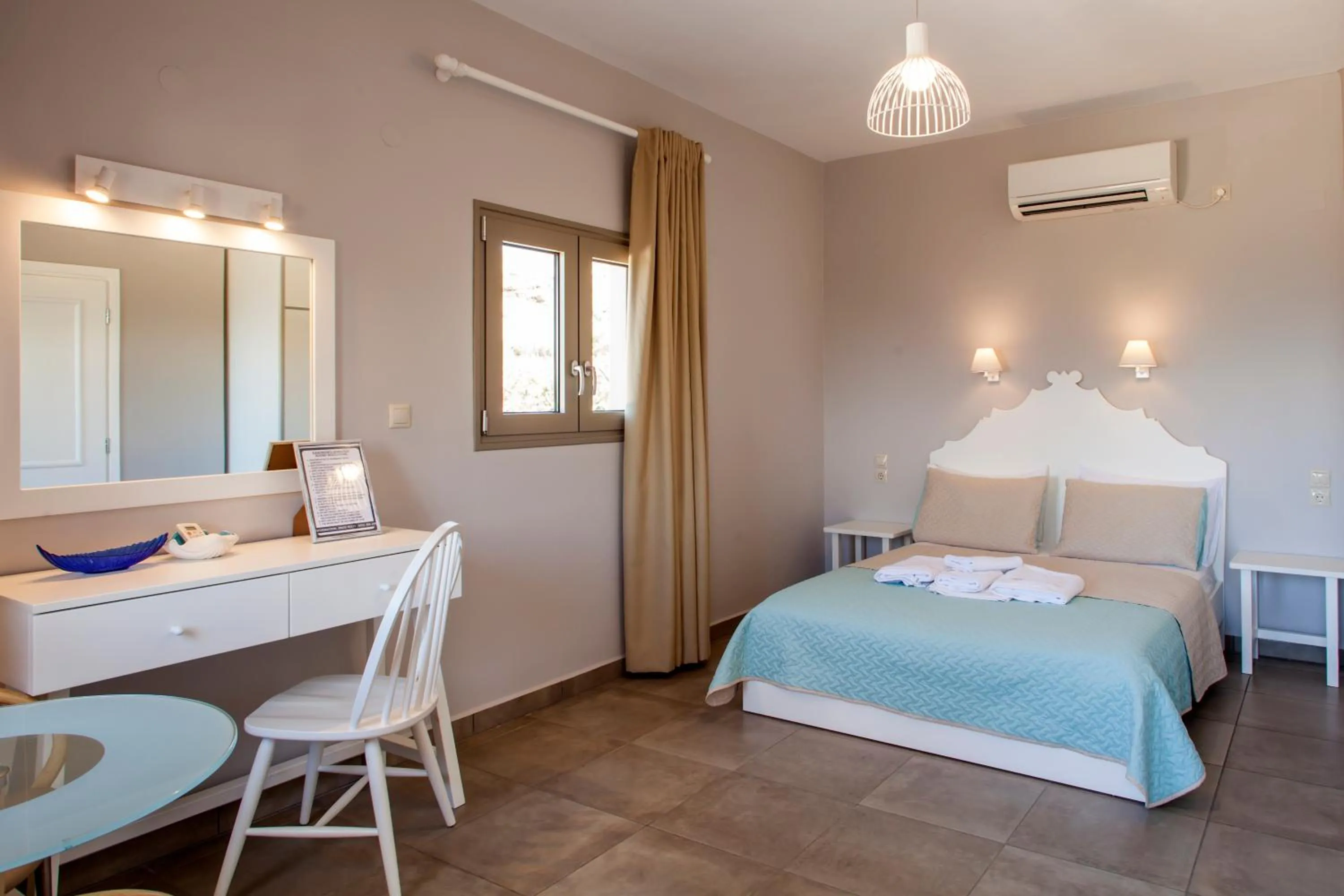 Bed in Mythos Suites Diskos