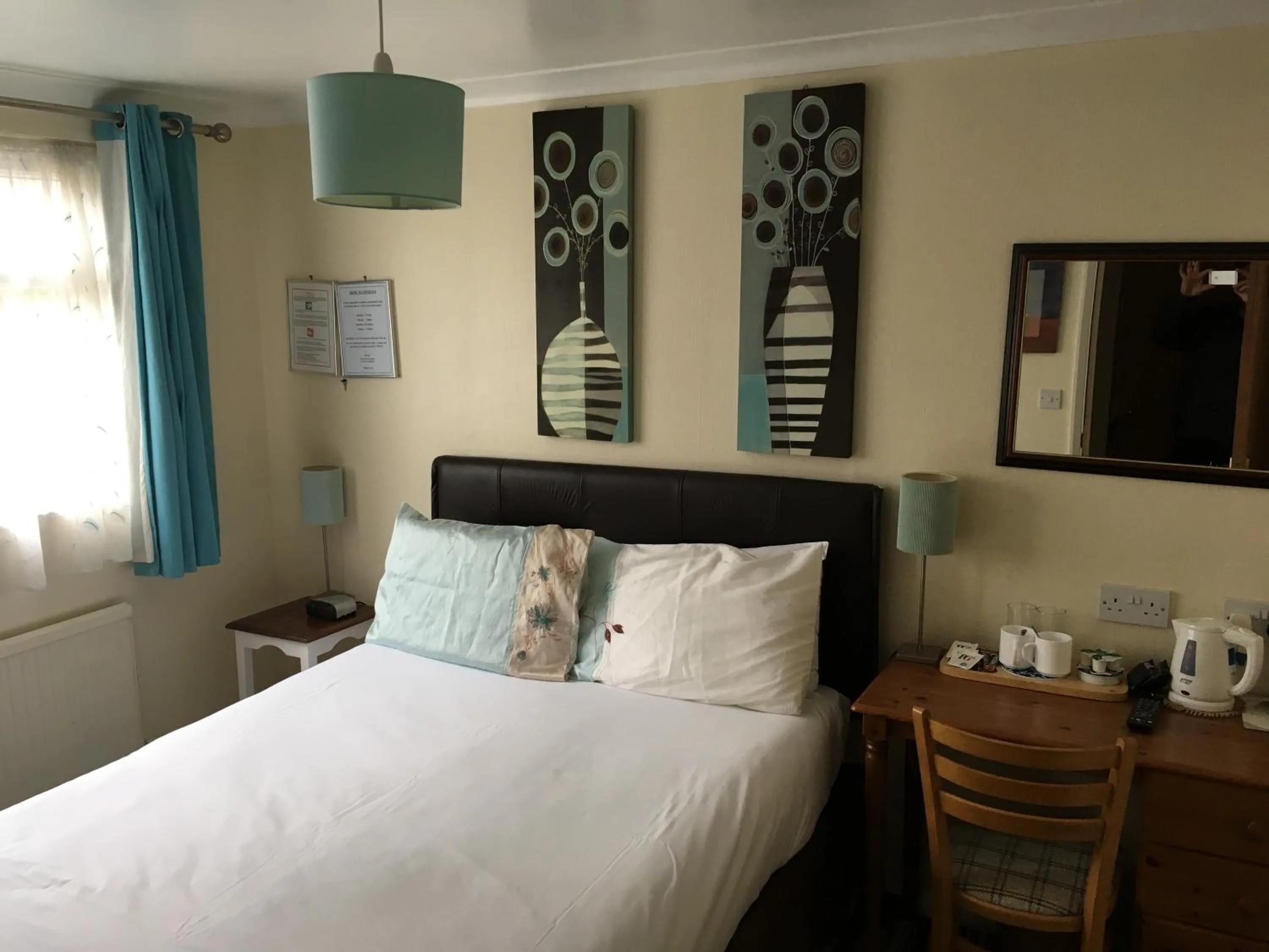 Breakfast, Bed in Four Seasons Guest House