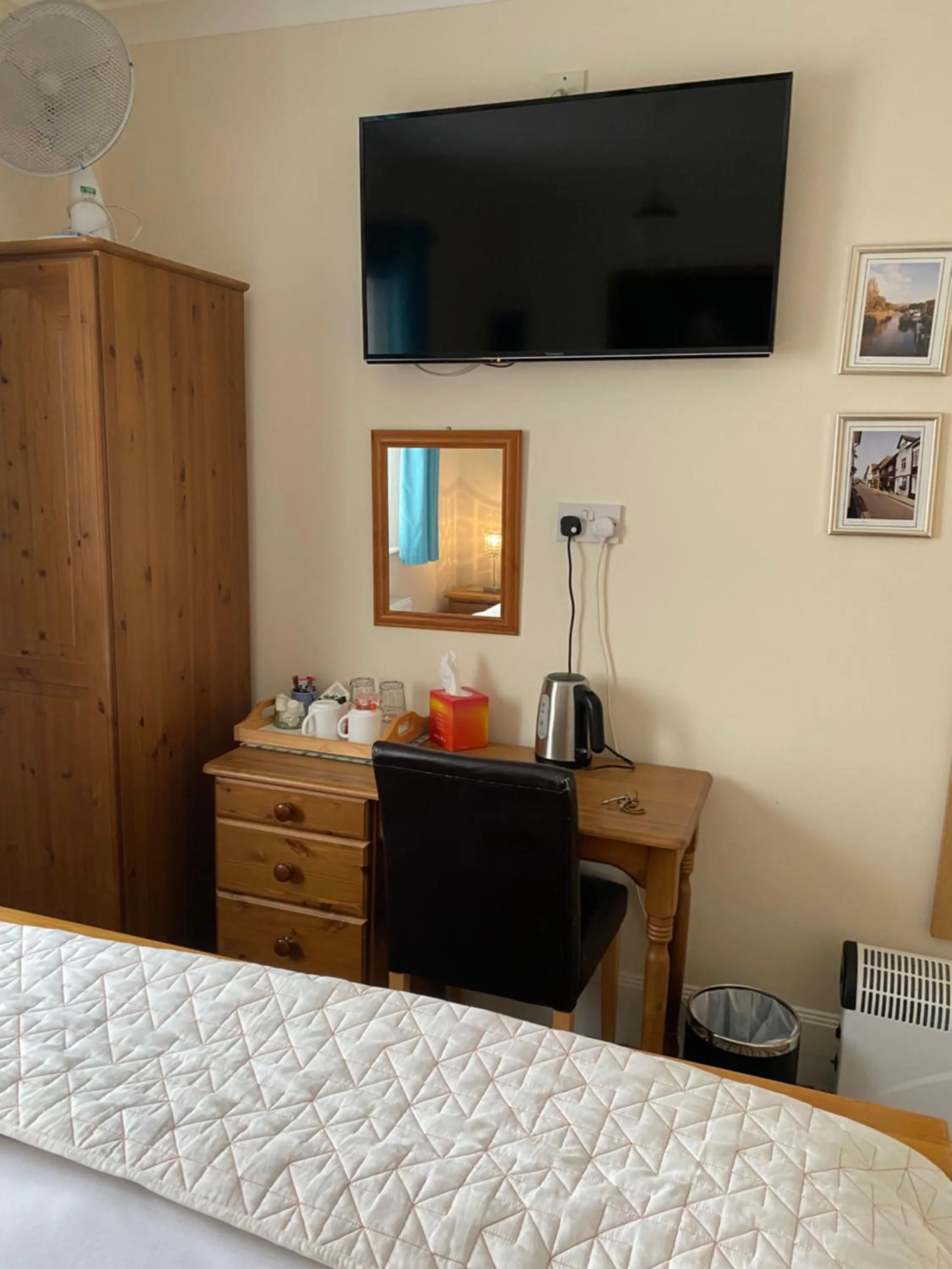 Bed in Four Seasons Guest House