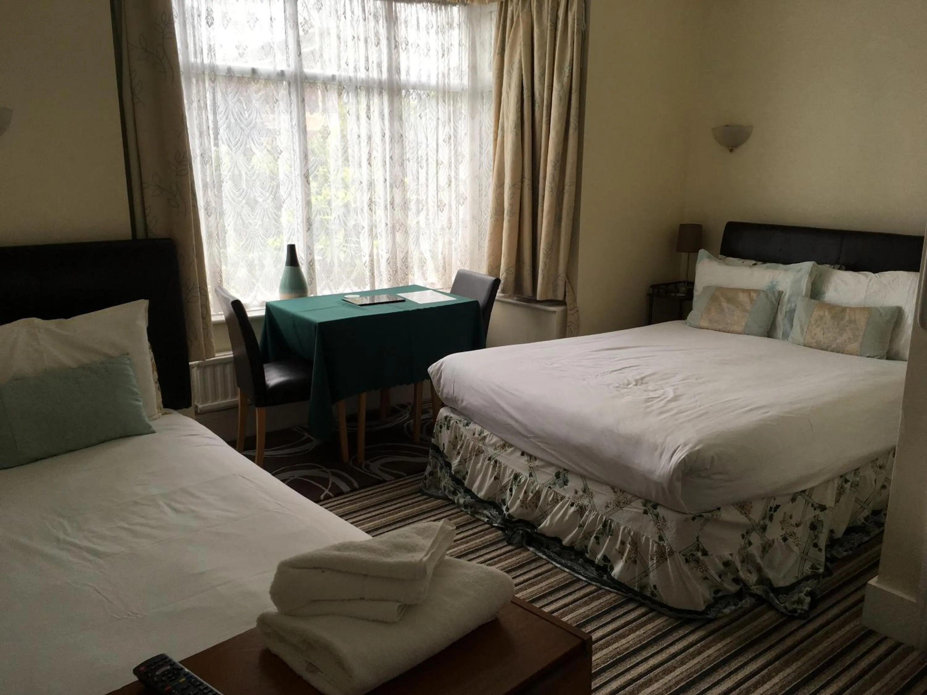 Breakfast, Bed in Four Seasons Guest House