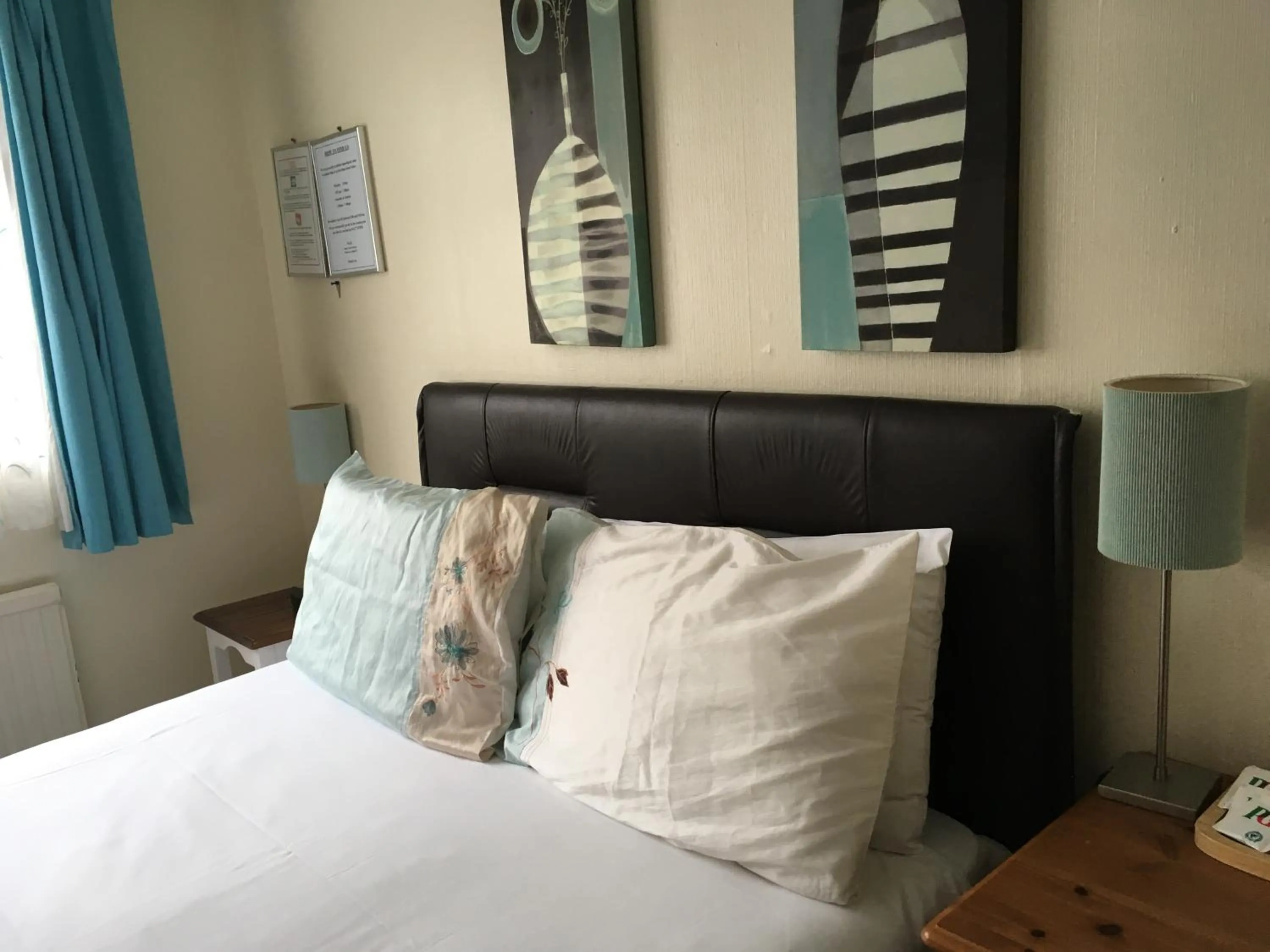 Breakfast, Bed in Four Seasons Guest House