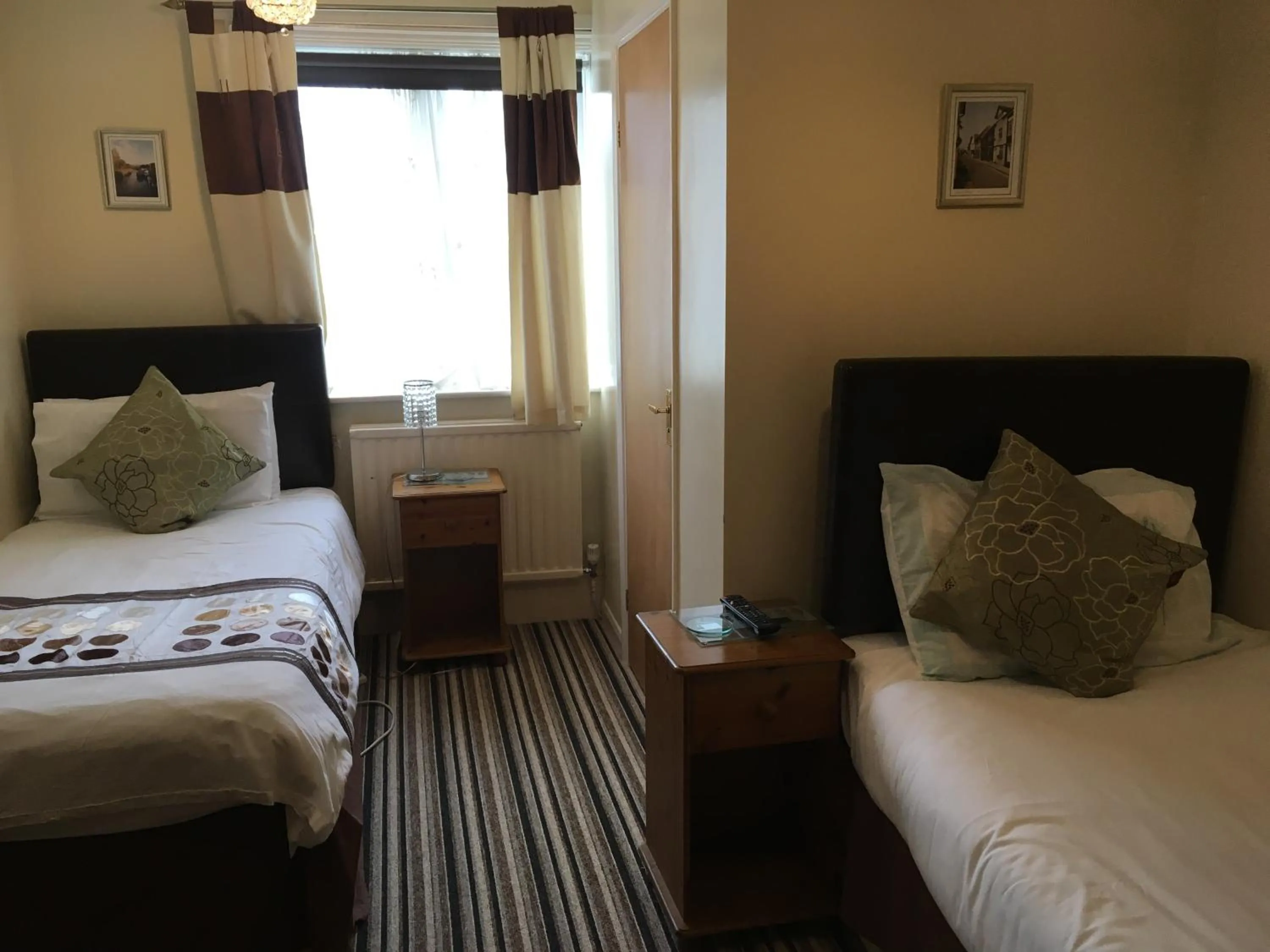 Breakfast, Bed in Four Seasons Guest House