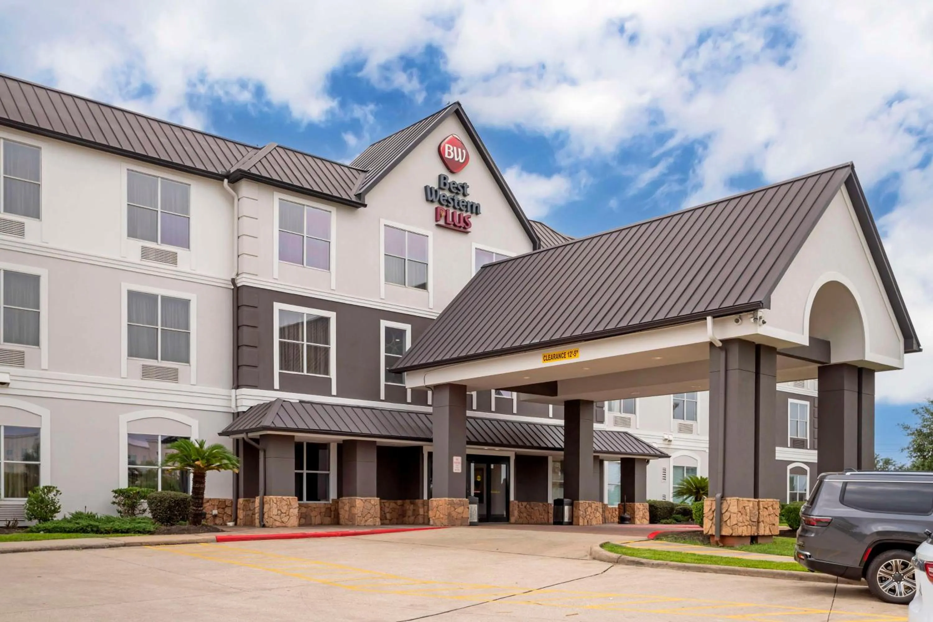 Property building in Best Western Plus Hobby Airport Inn & Suites