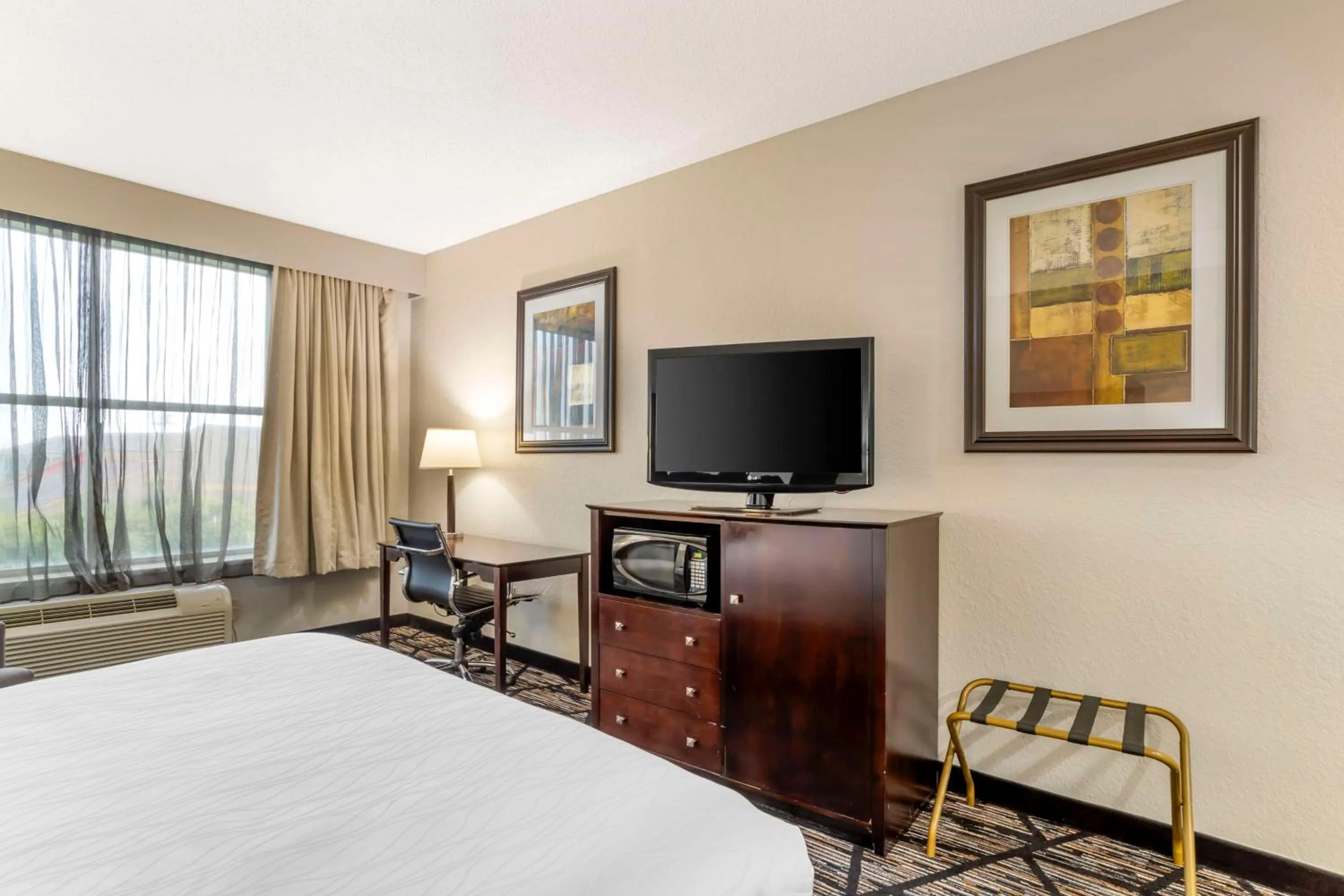 Bedroom, Bed in Best Western Plus Hobby Airport Inn & Suites
