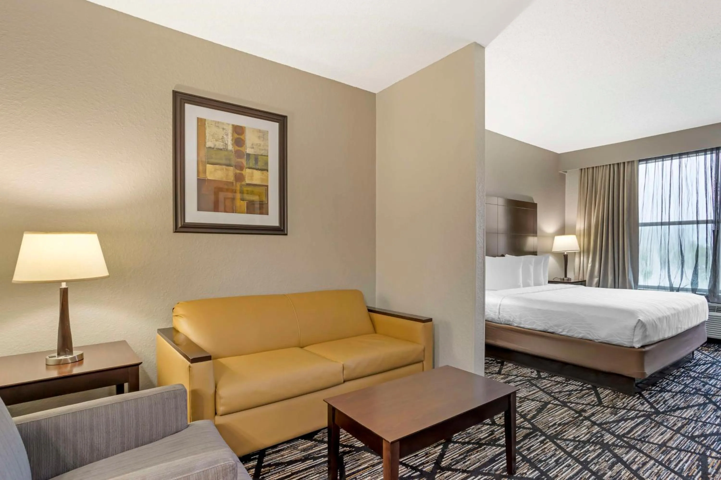 Photo of the whole room, Bed in Best Western Plus Hobby Airport Inn & Suites