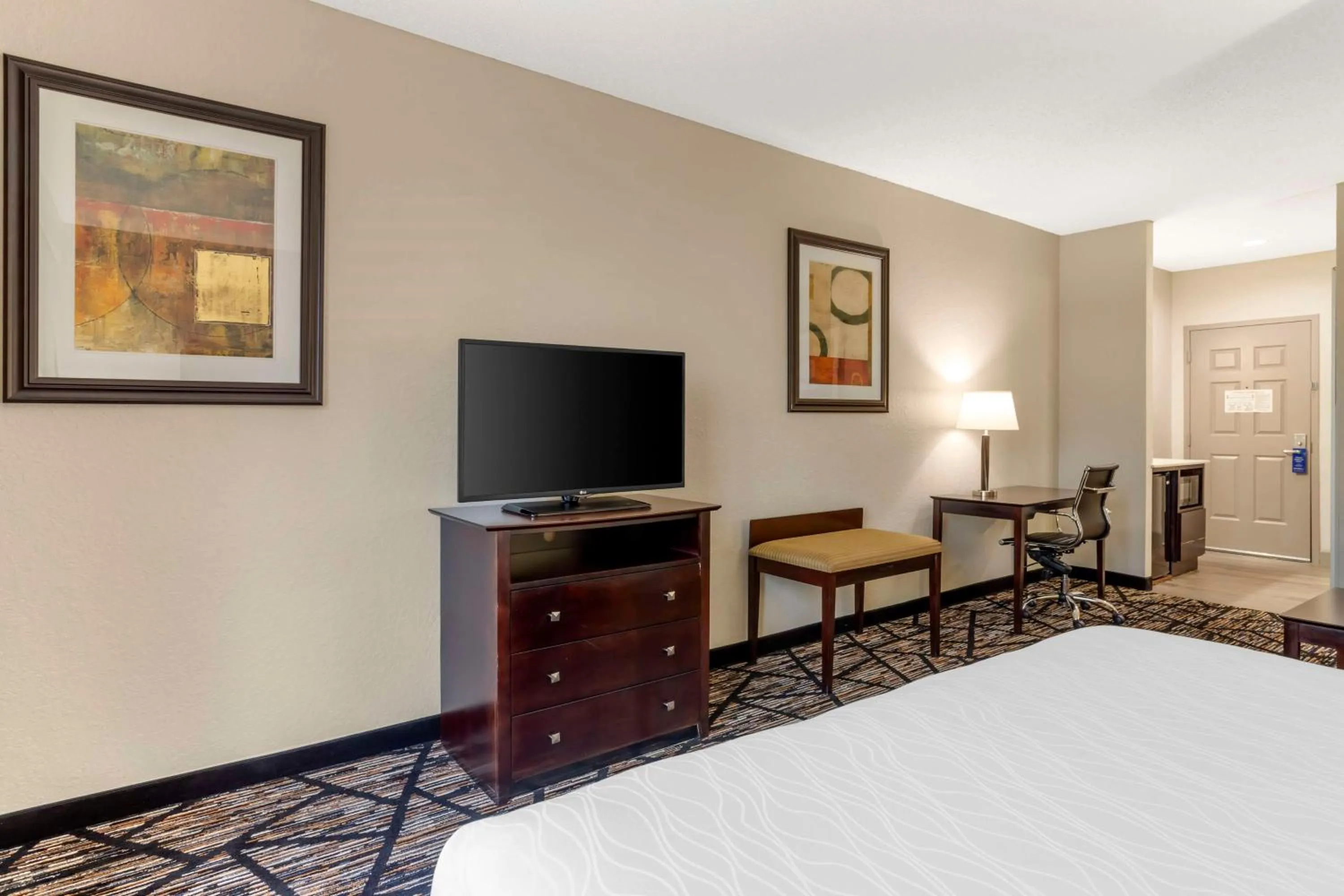 Photo of the whole room, Bed in Best Western Plus Hobby Airport Inn & Suites