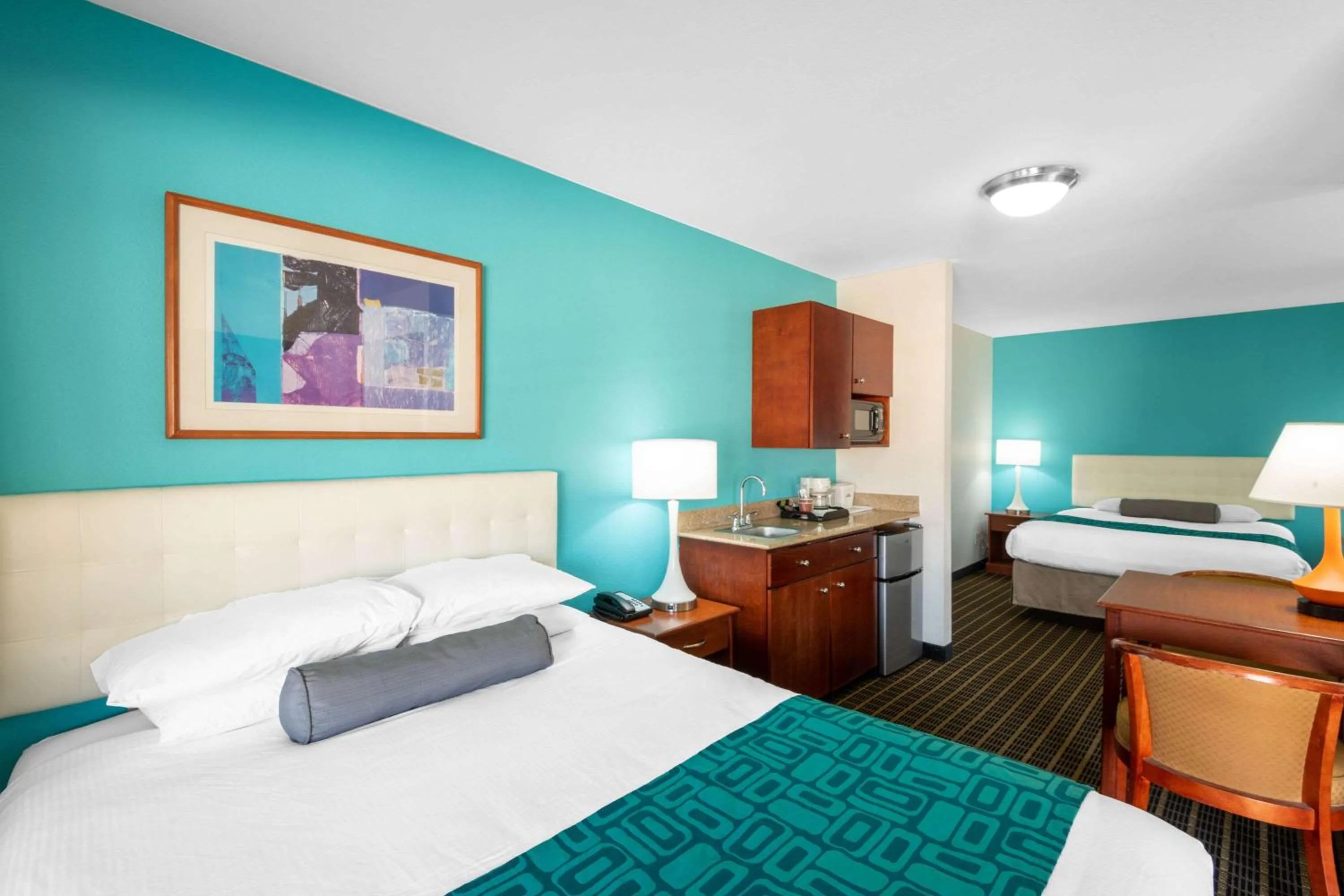 Photo of the whole room, Bed in Howard Johnson by Wyndham St. George Hotel & Suites