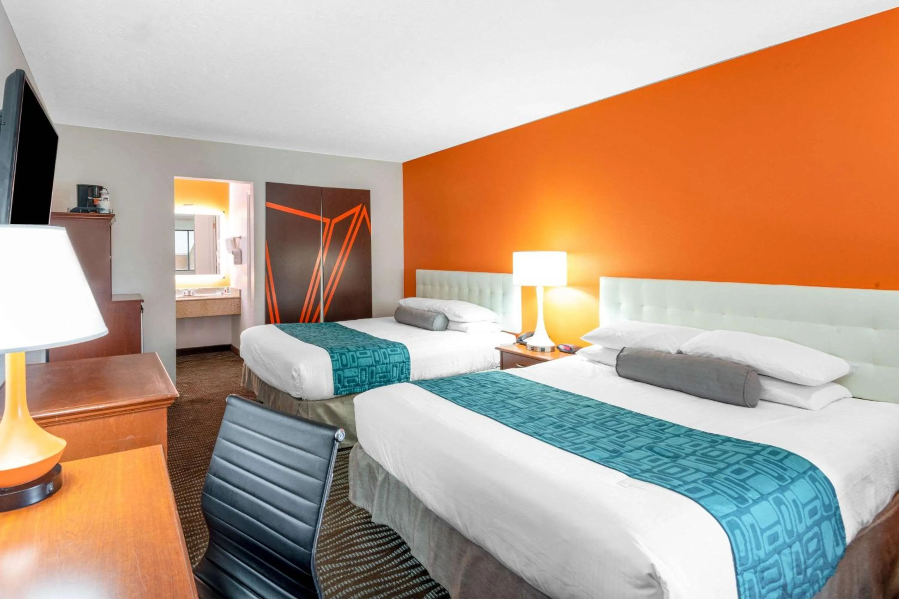 Photo of the whole room, Bed in Howard Johnson by Wyndham St. George Hotel & Suites