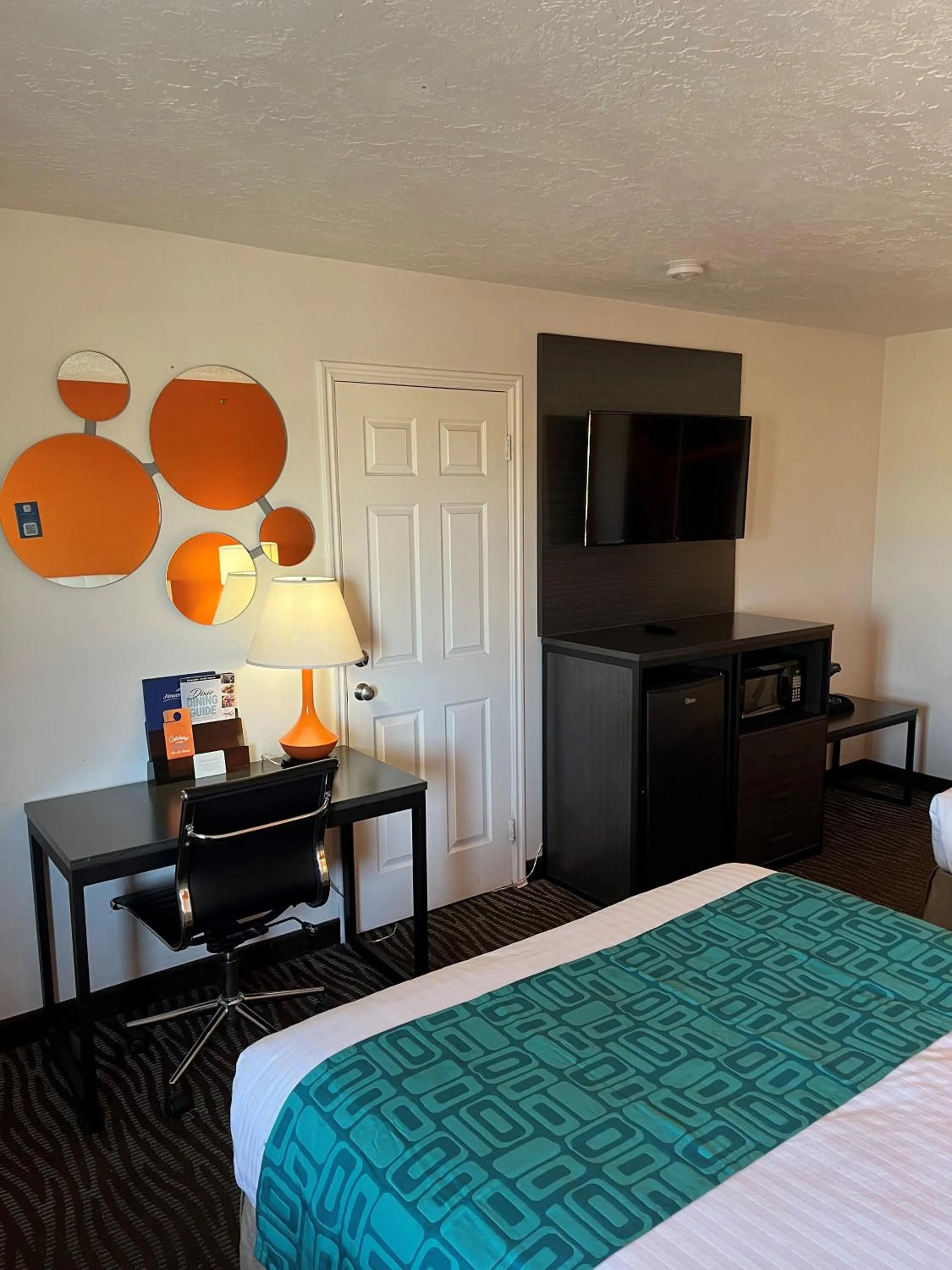 Bed in Howard Johnson by Wyndham St. George Hotel & Suites