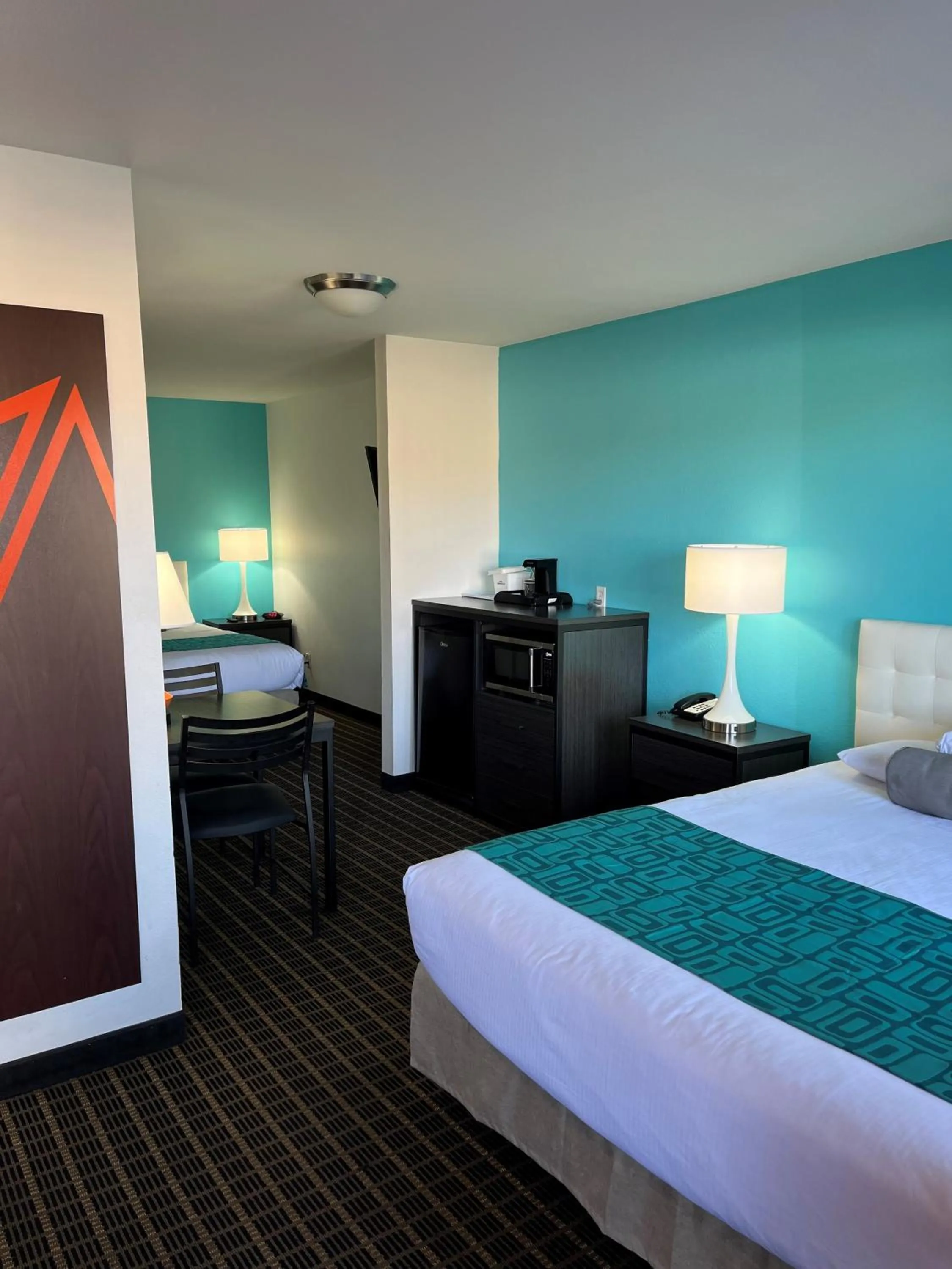 Bed in Howard Johnson by Wyndham St. George Hotel & Suites