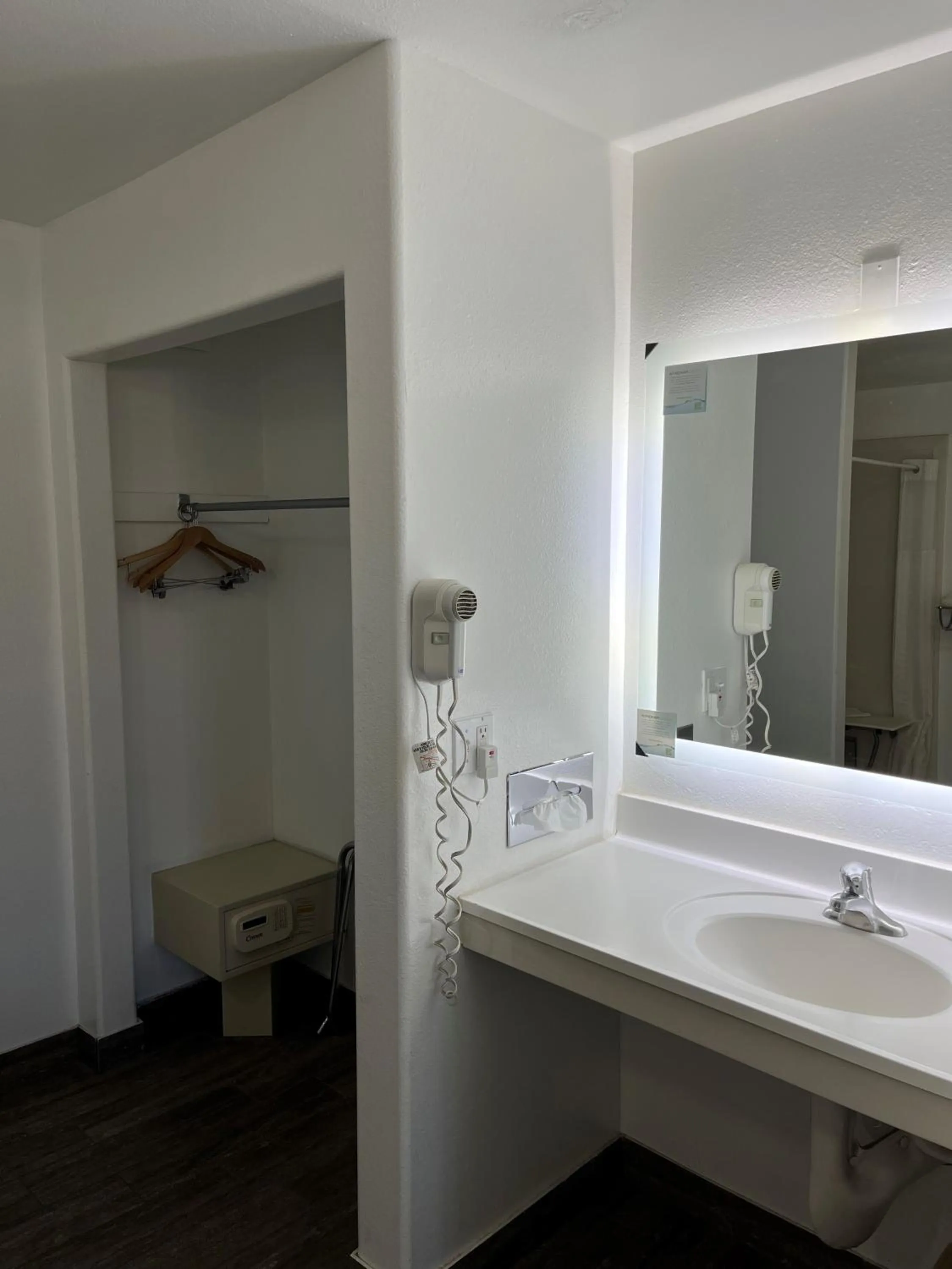 Howard Johnson by Wyndham St. George Hotel & Suites