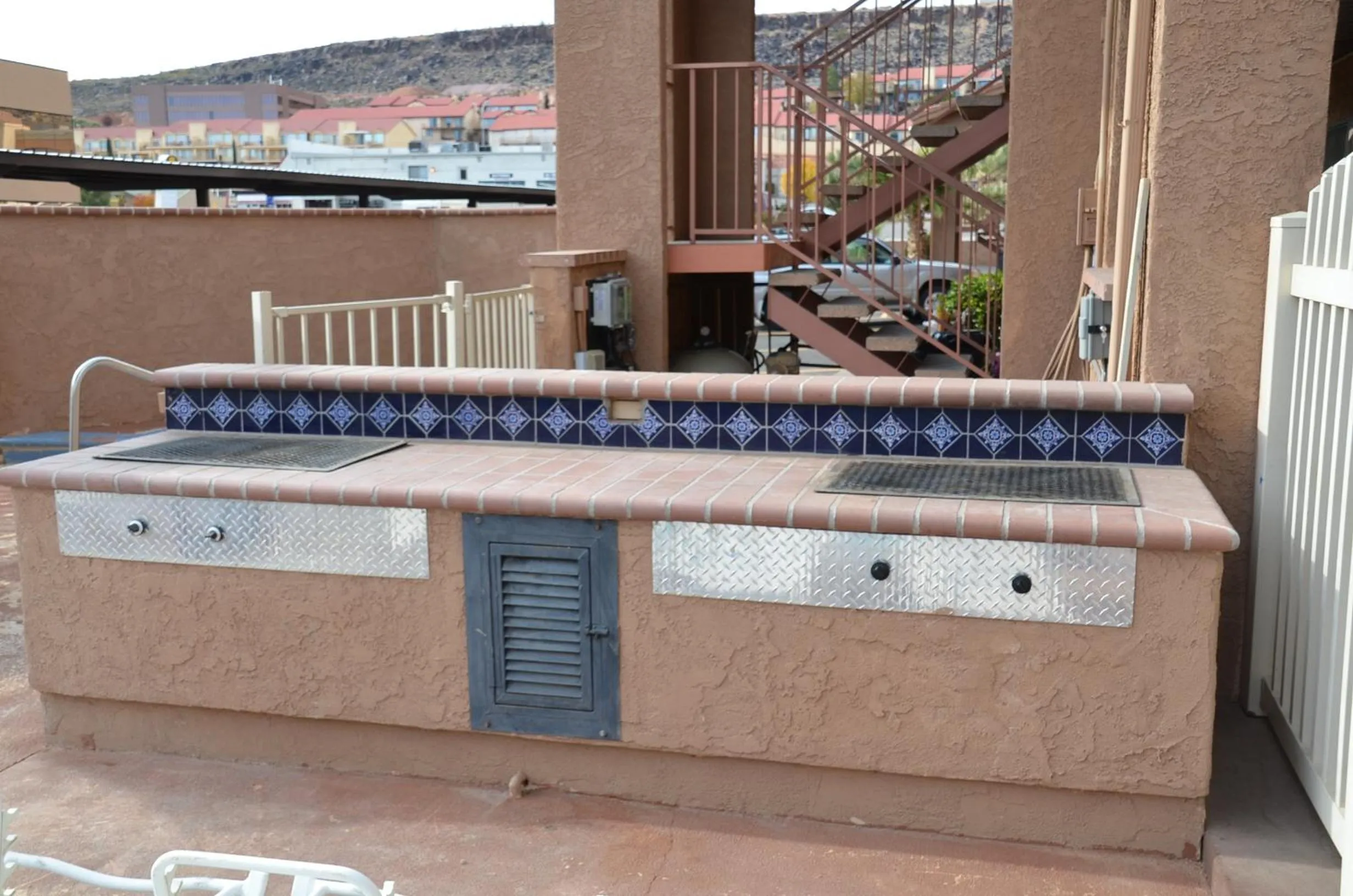 BBQ facilities in Howard Johnson by Wyndham St. George Hotel & Suites